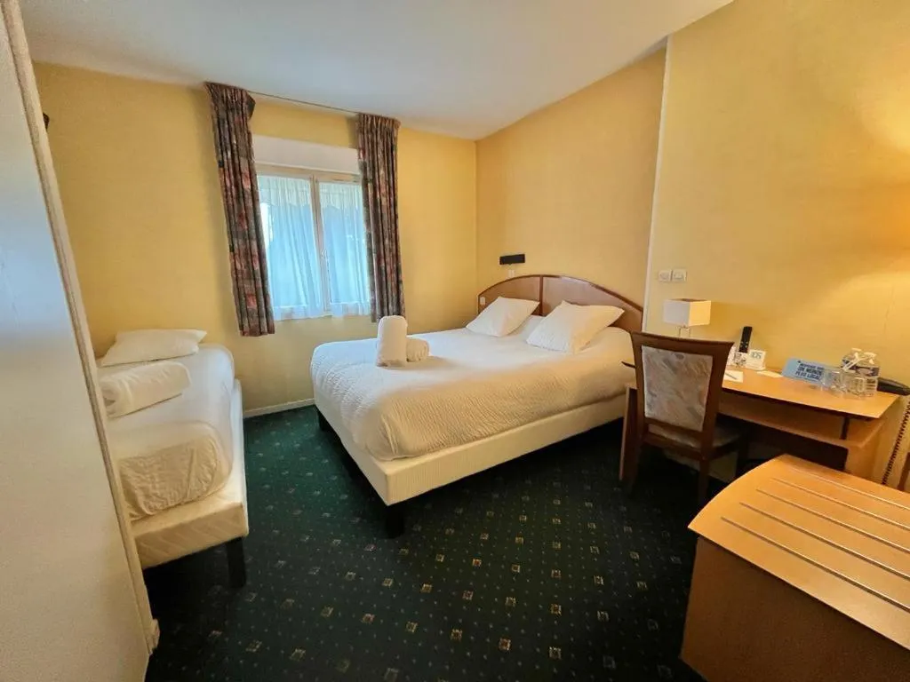 Property building, Bed in Logis Hôtel Sully le Château