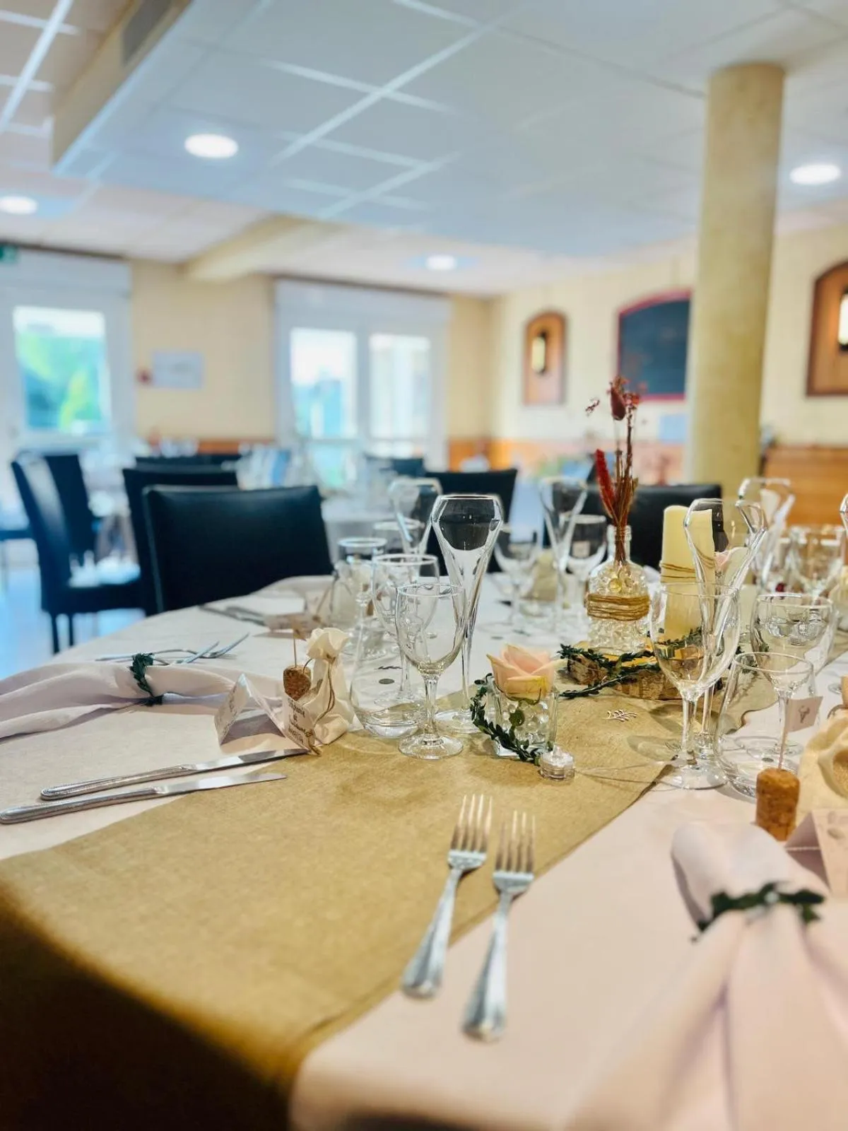 Restaurant/places to eat in Logis Hôtel Sully le Château