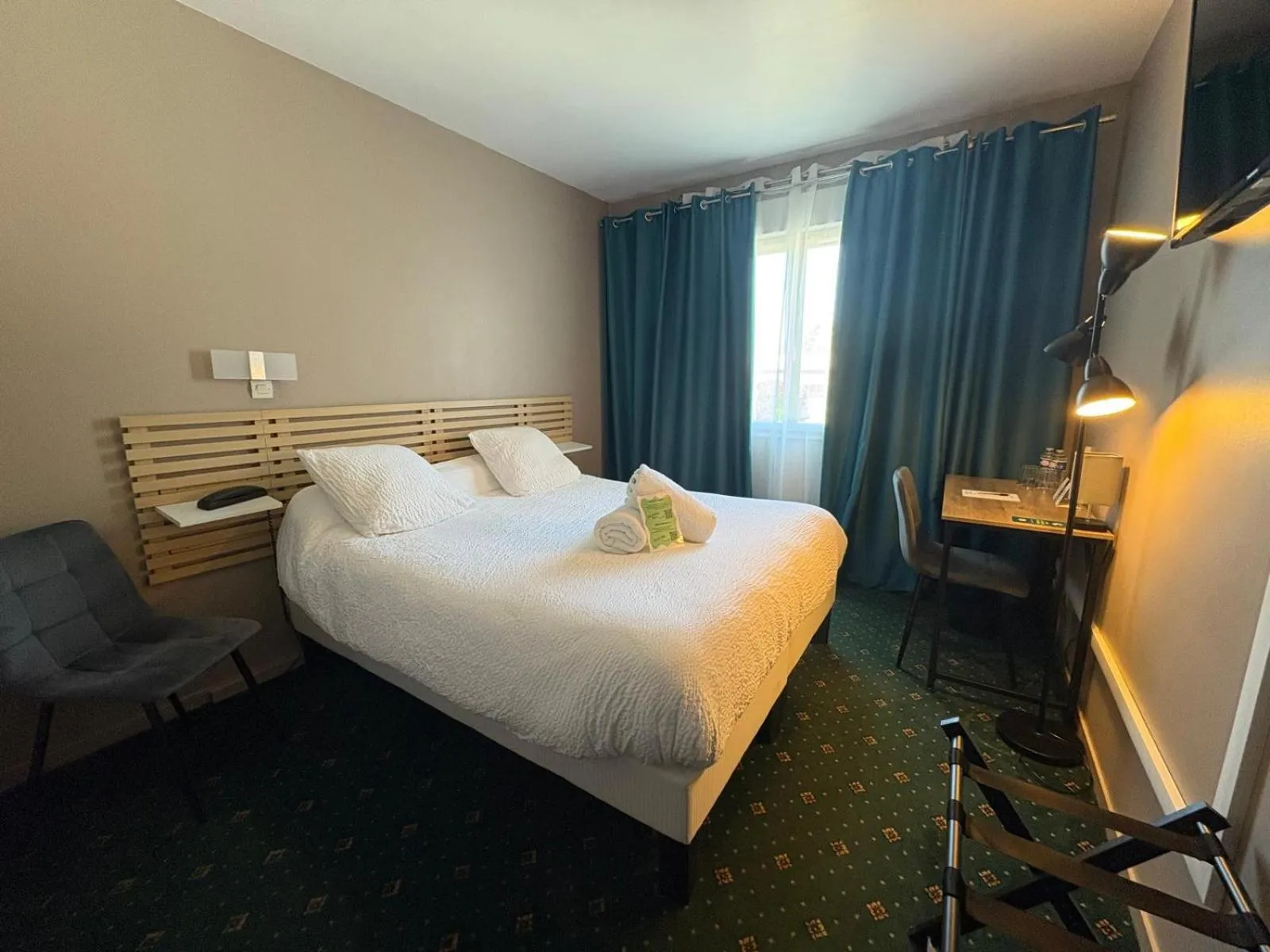 Property building, Bed in Logis Hôtel Sully le Château