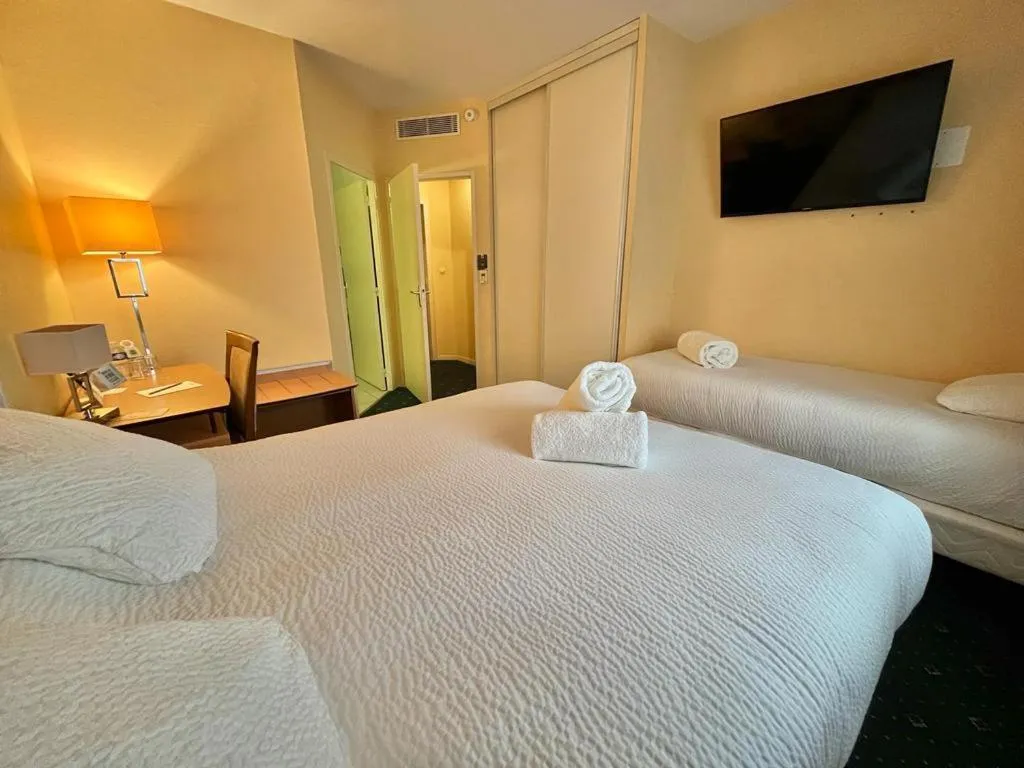 Property building, Bed in Logis Hôtel Sully le Château