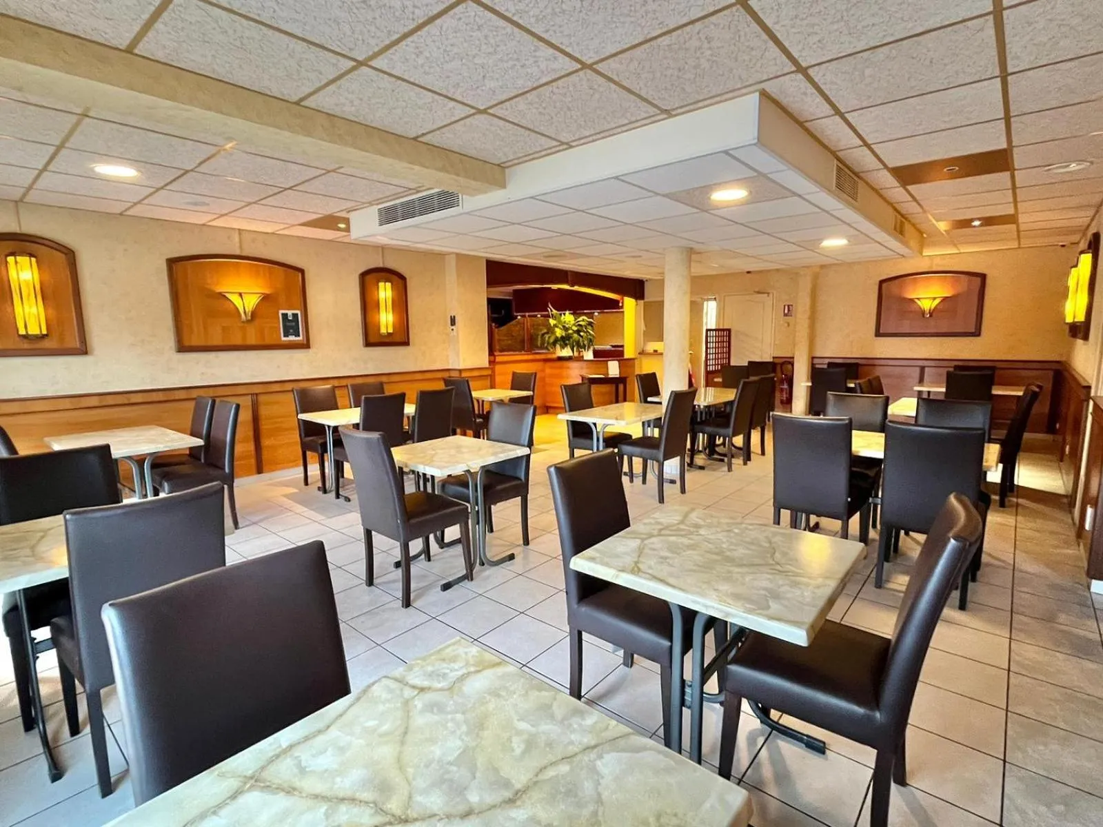 Restaurant/places to eat in Logis Hôtel Sully le Château