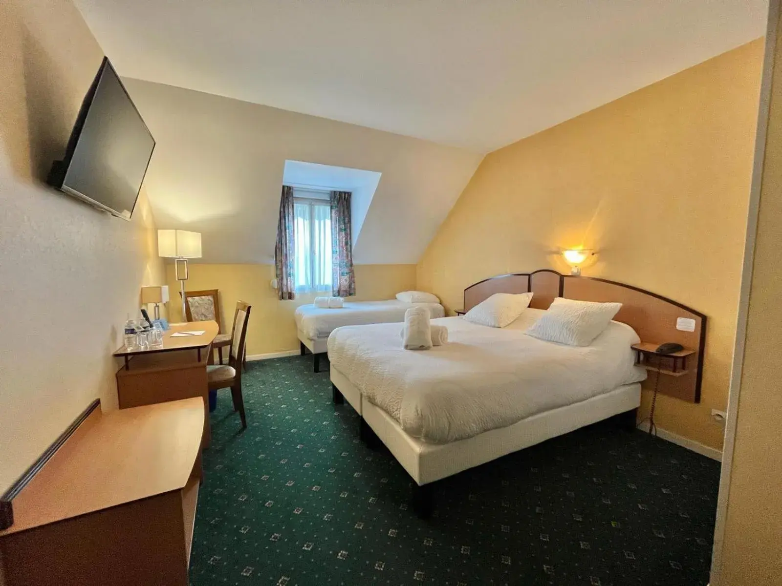 Standard Triple Room in Logis Hôtel Sully le Château Standard Triple Room in Logis Hôtel Sully le Château