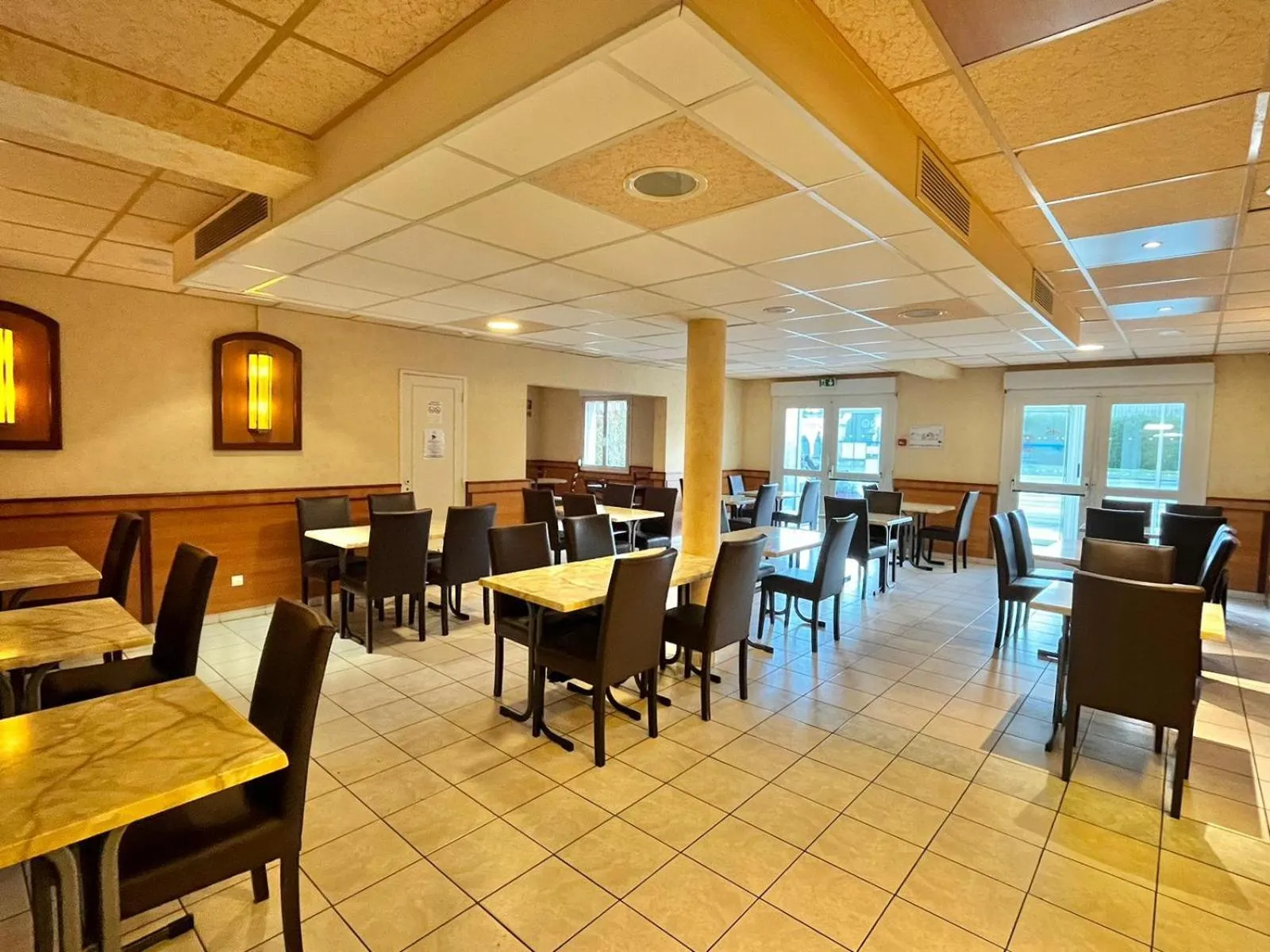 Restaurant/places to eat in Logis Hôtel Sully le Château