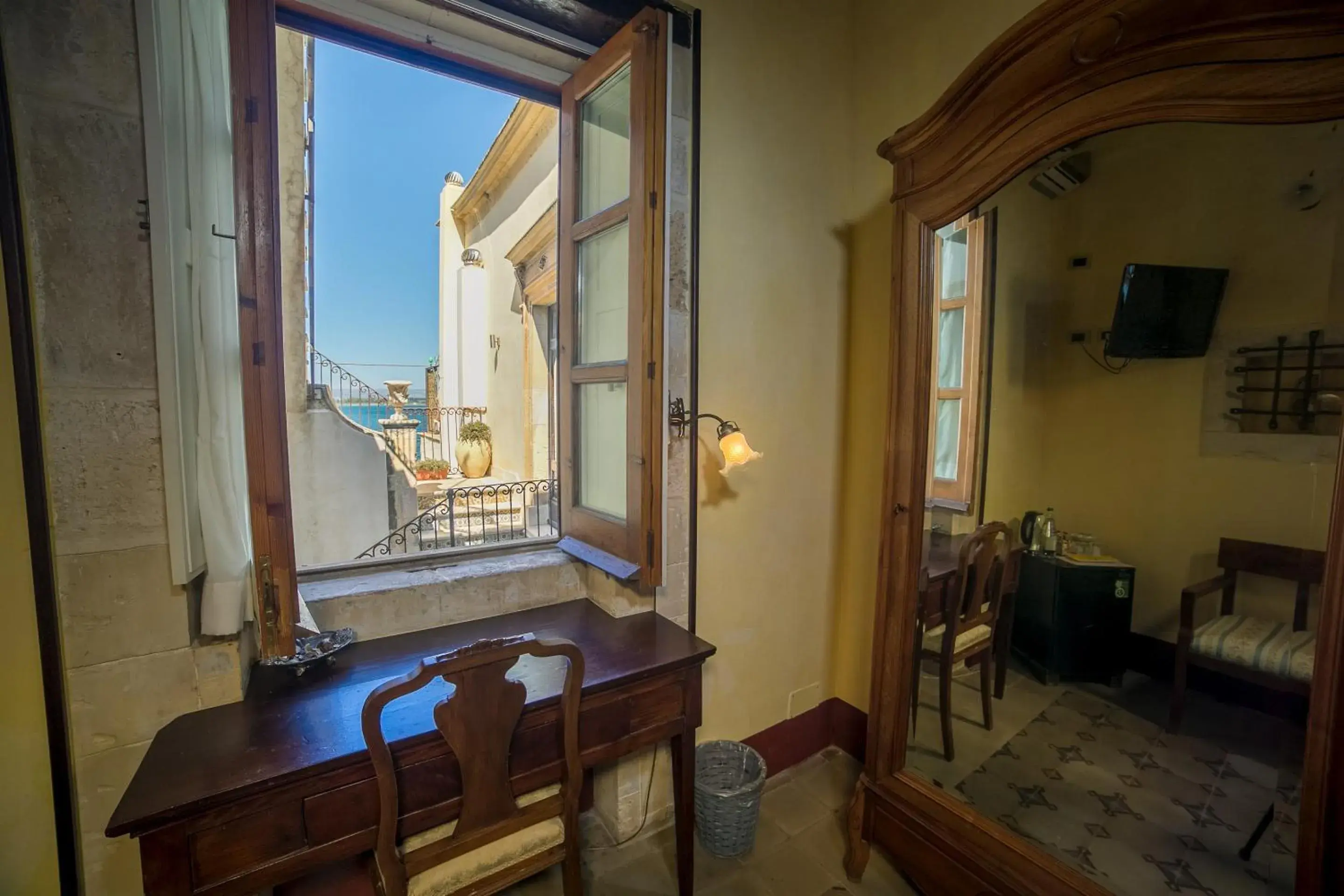 Double Room with Partial Sea View in Hotel Henry's House Double Room with Partial Sea View in Hotel Henry's House