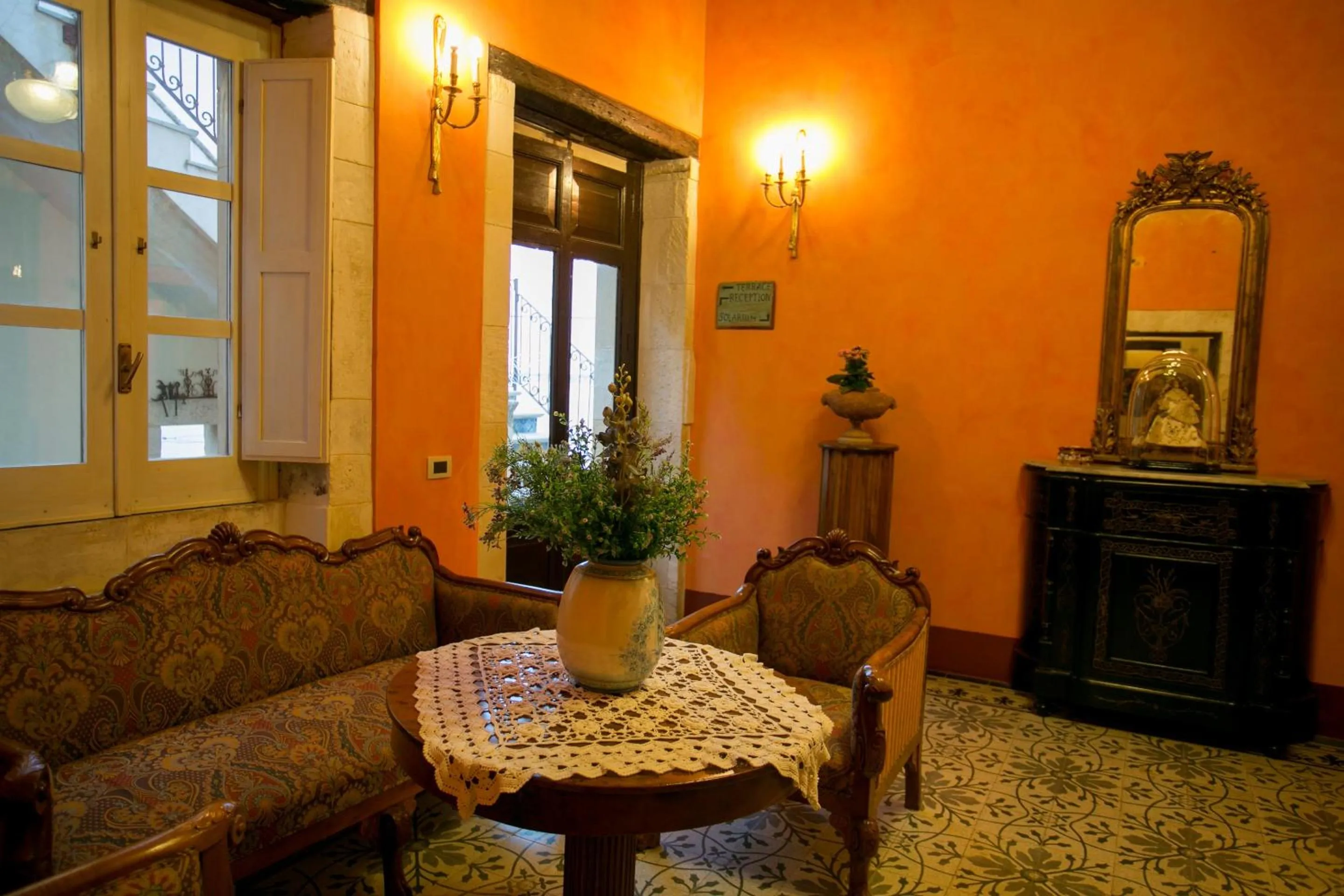 Communal lounge/ TV room in Hotel Henry's House