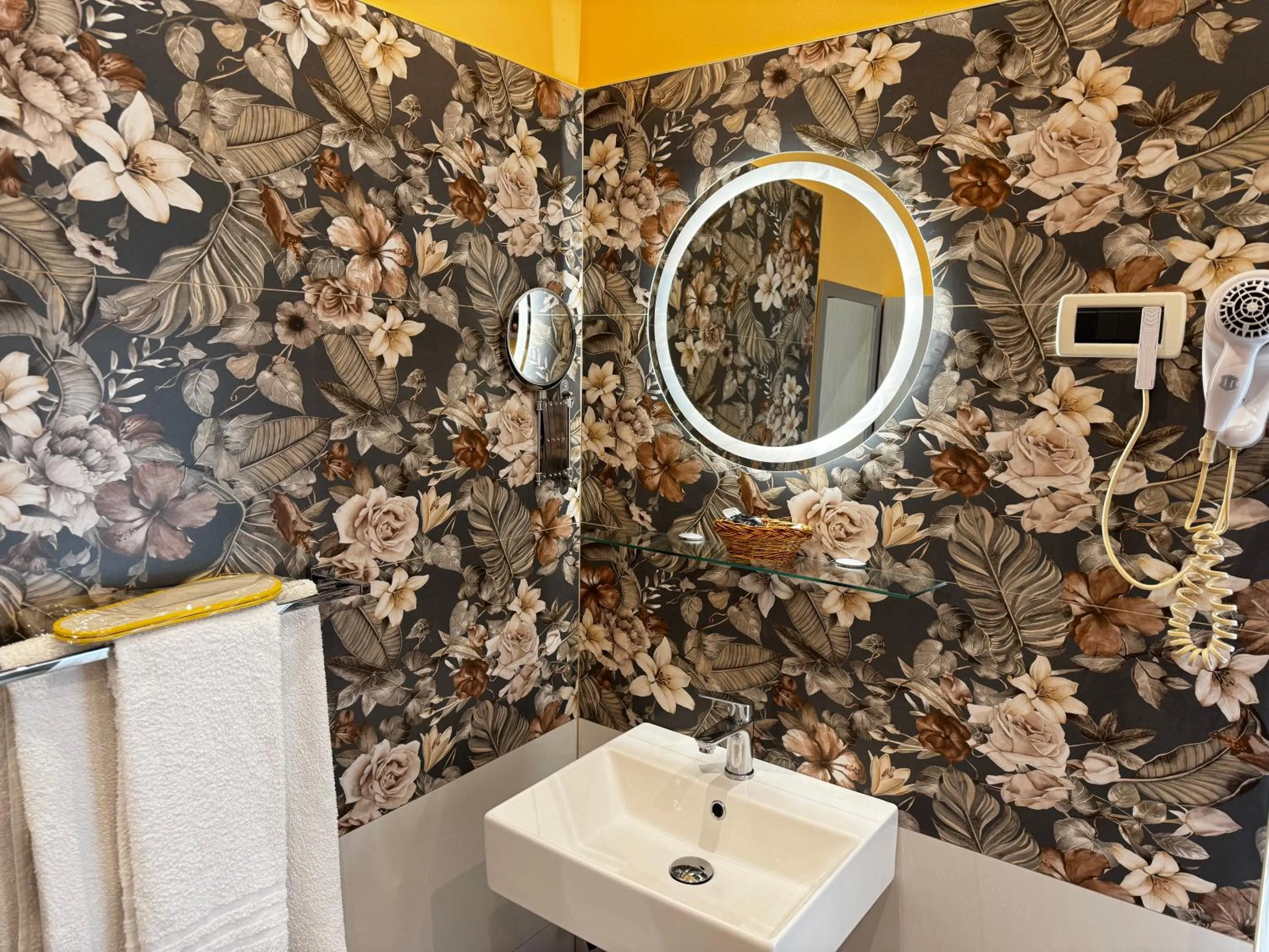 Decorative detail in Albergo Parigi