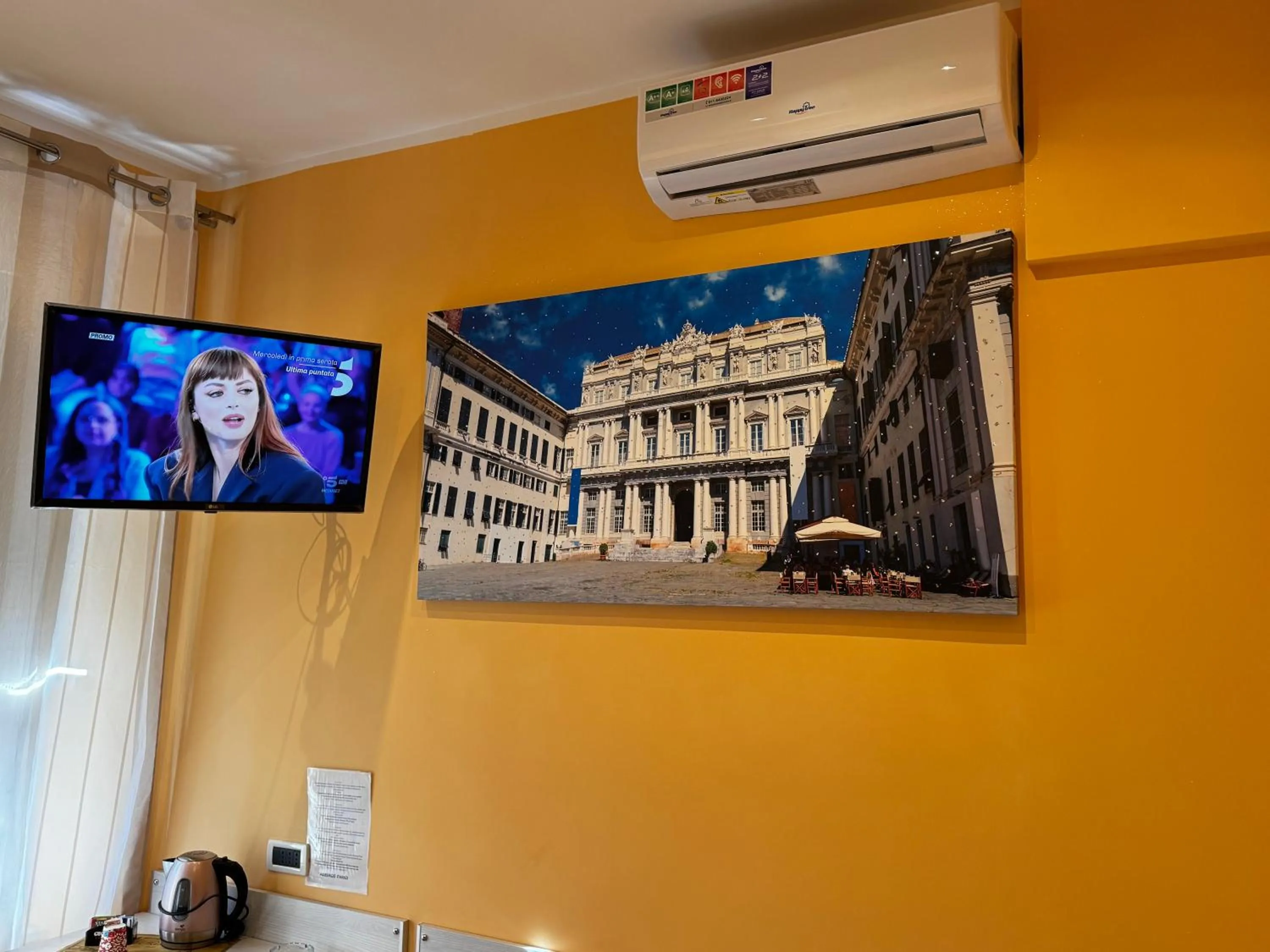 Decorative detail in Albergo Parigi