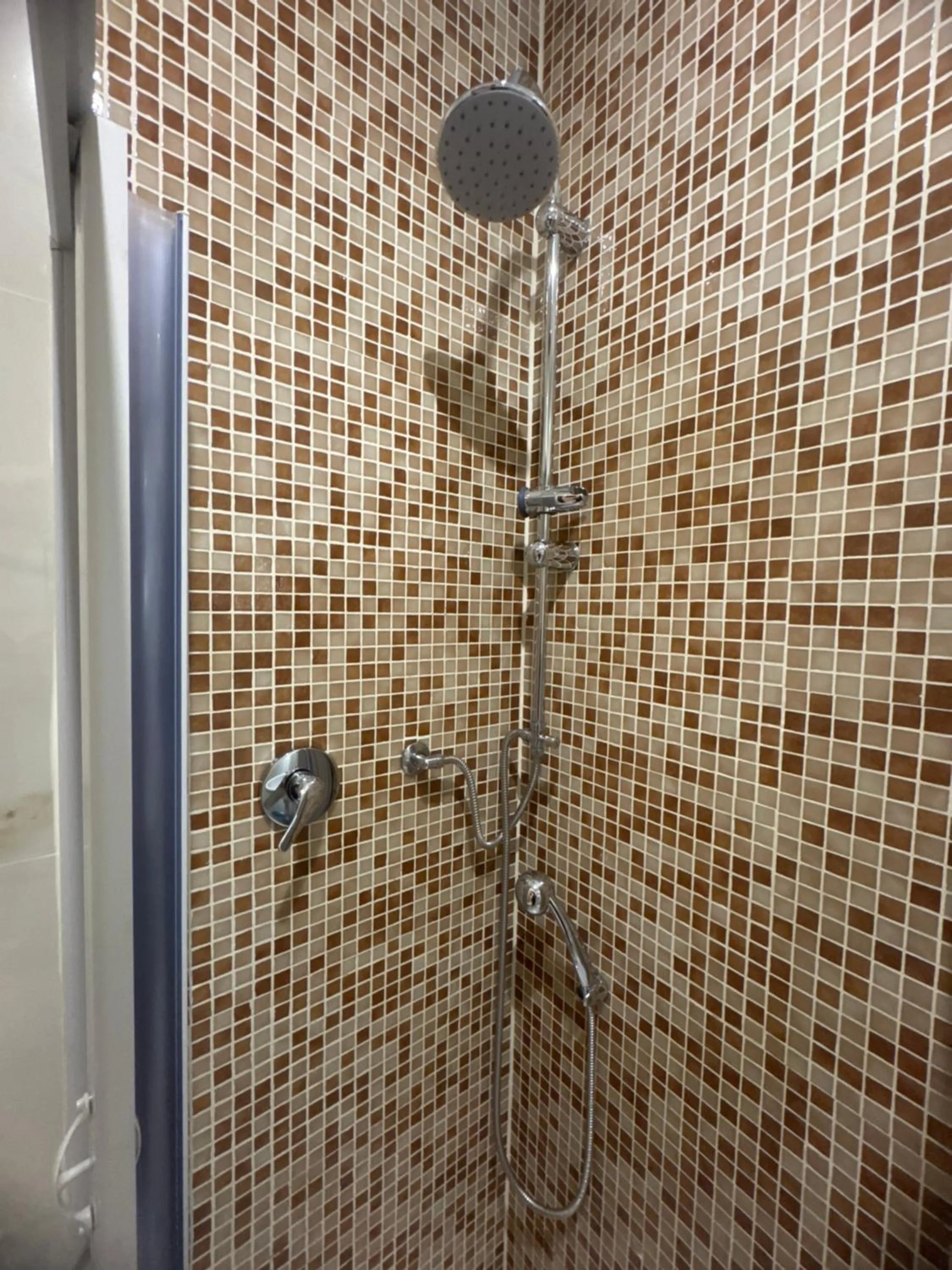 Shower in Albergo Parigi