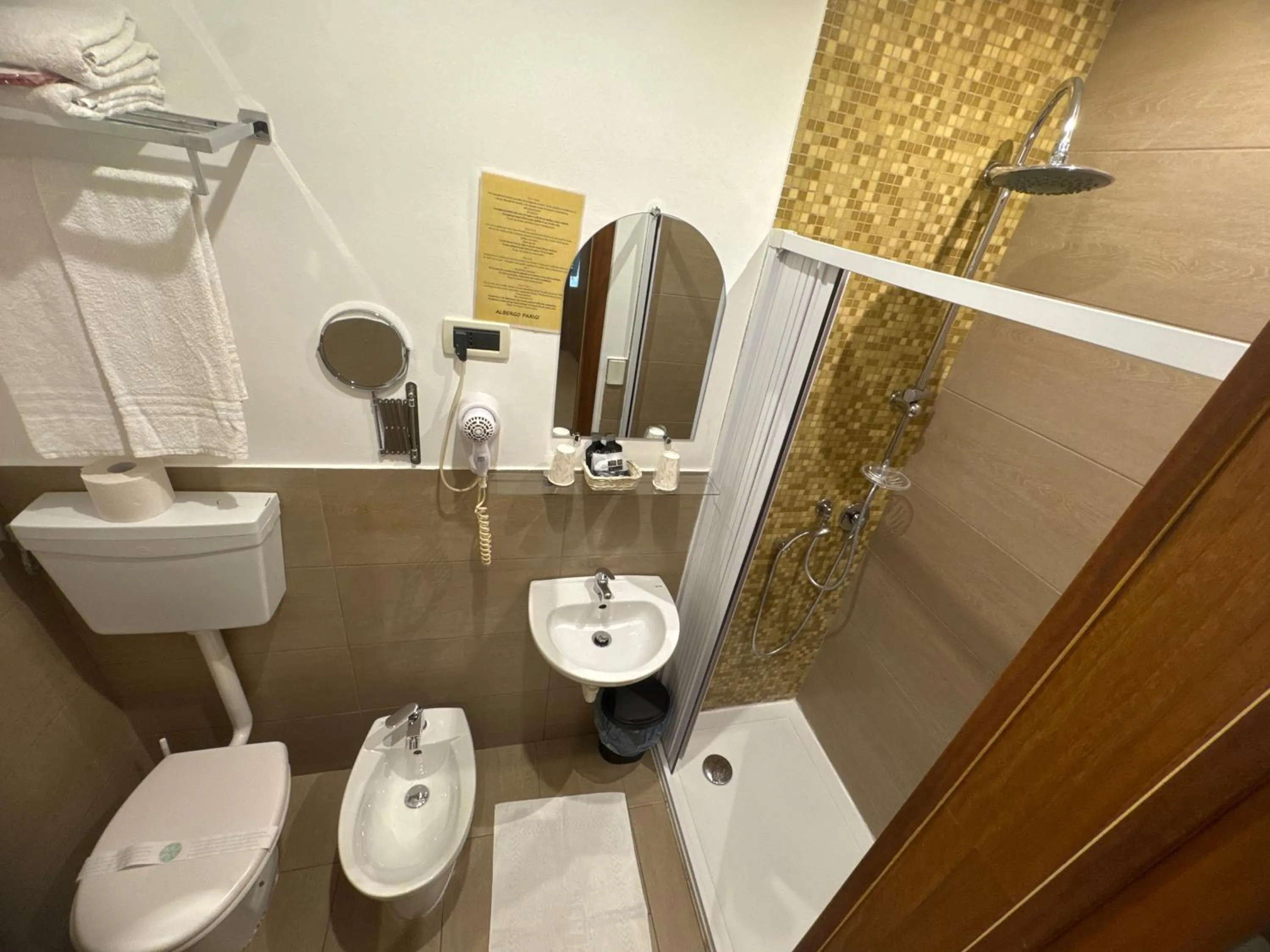 Shower in Albergo Parigi