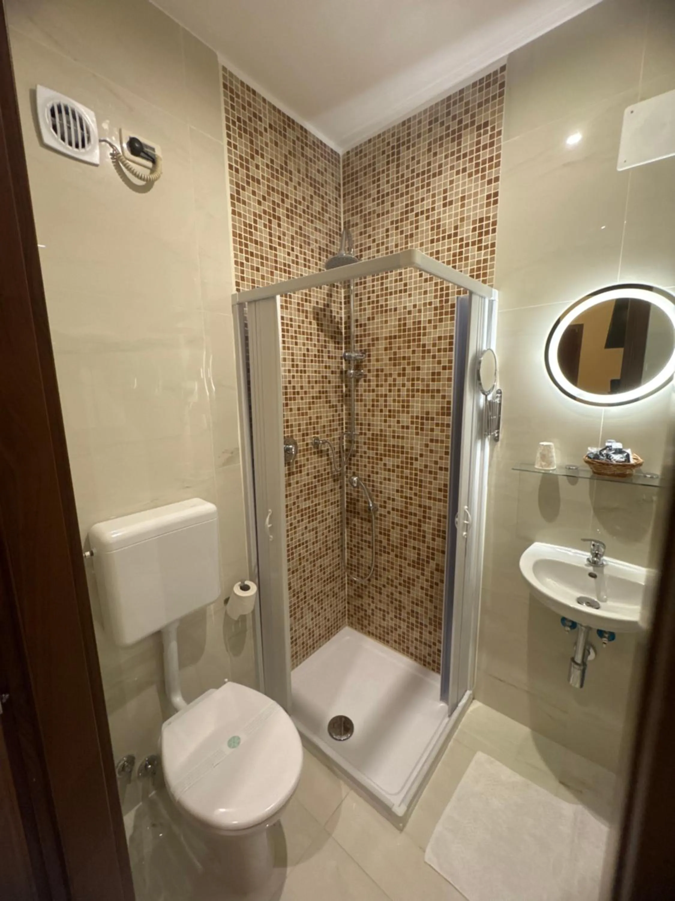 Shower in Albergo Parigi