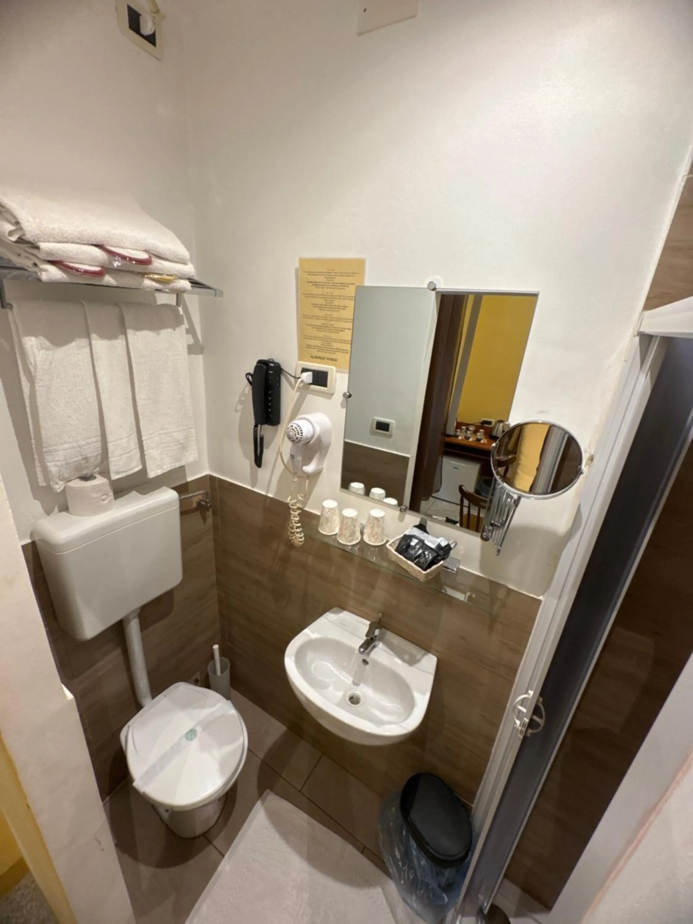 Toilet in Albergo Parigi