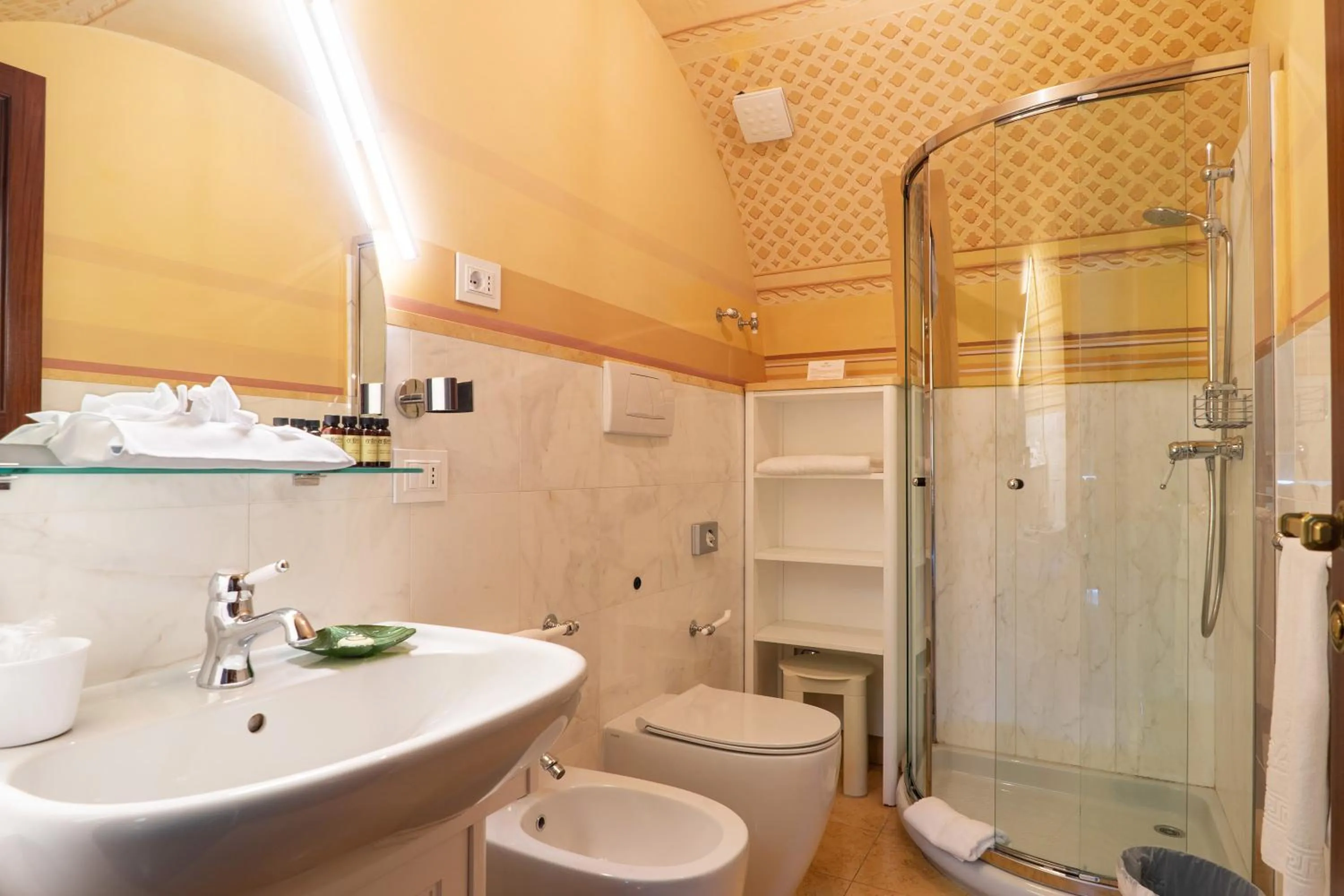 Shower in Palazzo del Corso – Boutique Hotel