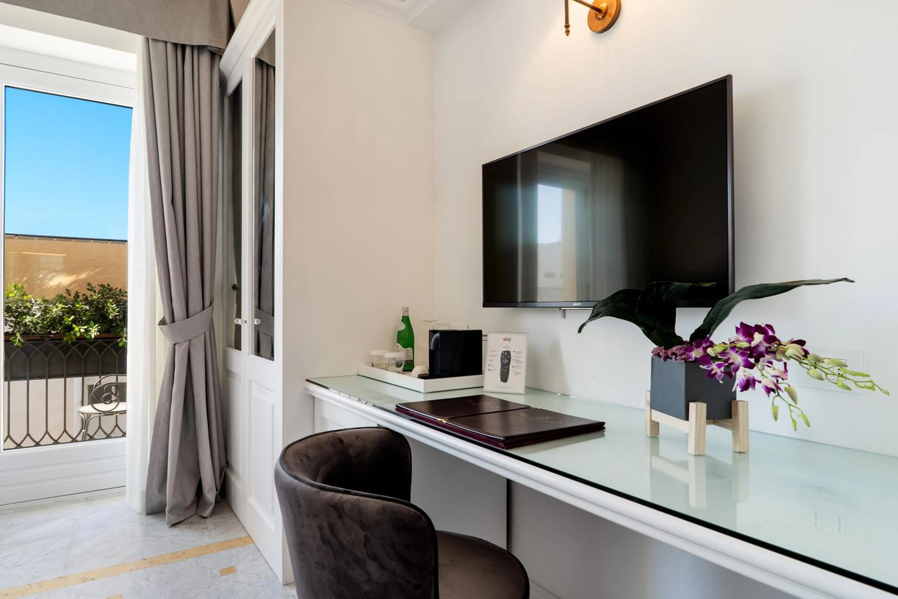 TV and multimedia in Palazzo del Corso – Boutique Hotel