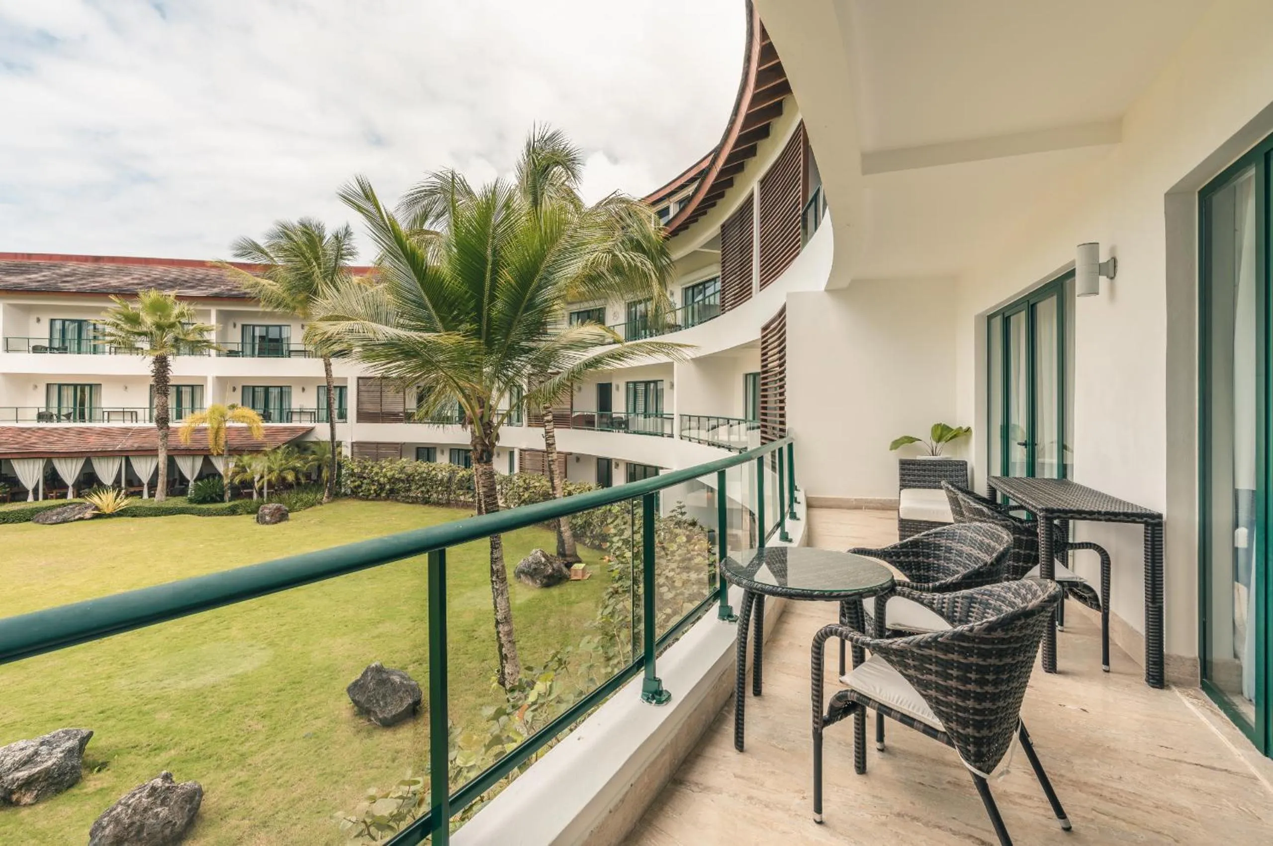 Go away to this charming apt at Sublime w private jacuzzi included