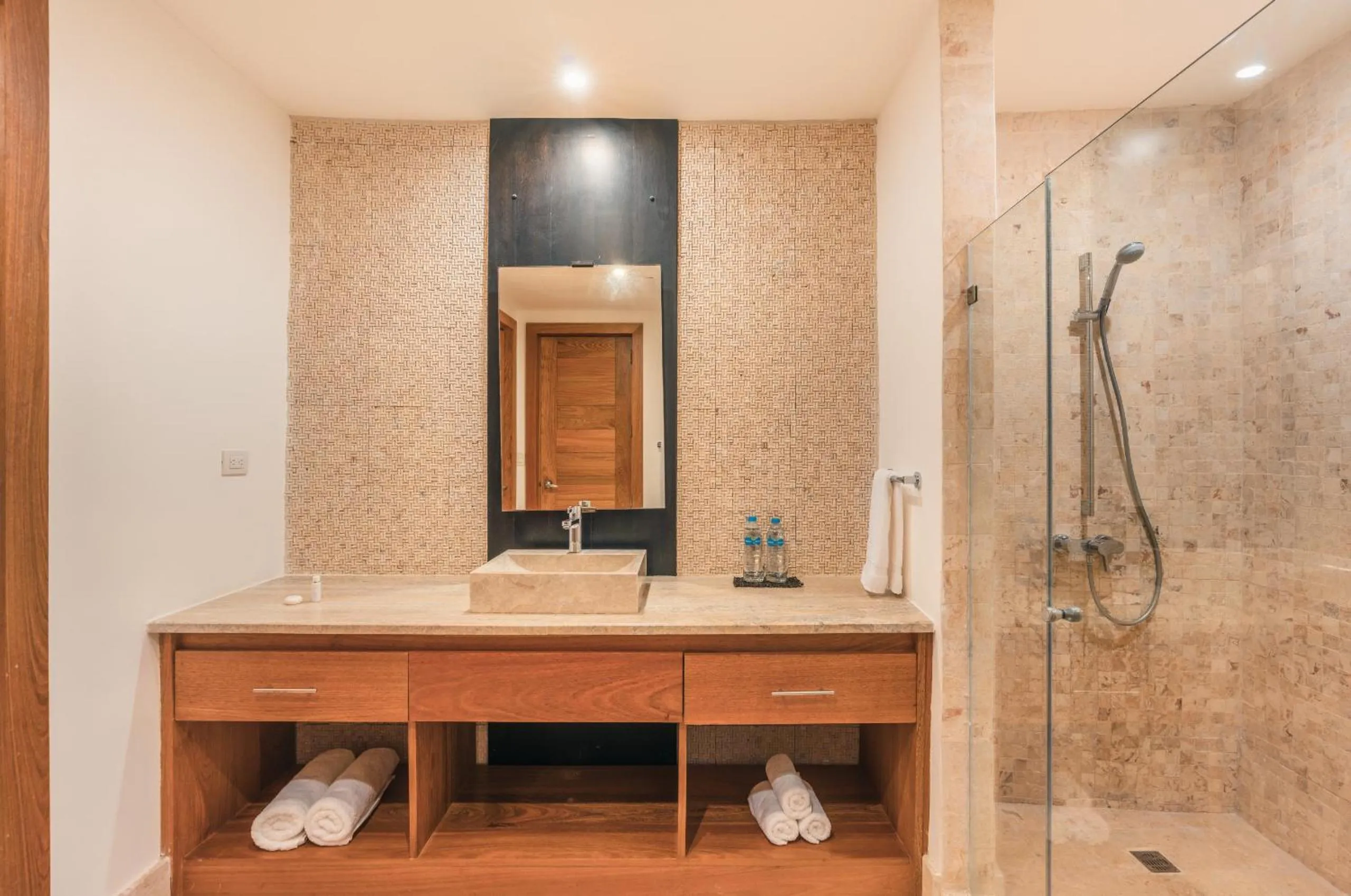 Go away to this charming apt at Sublime w private jacuzzi included