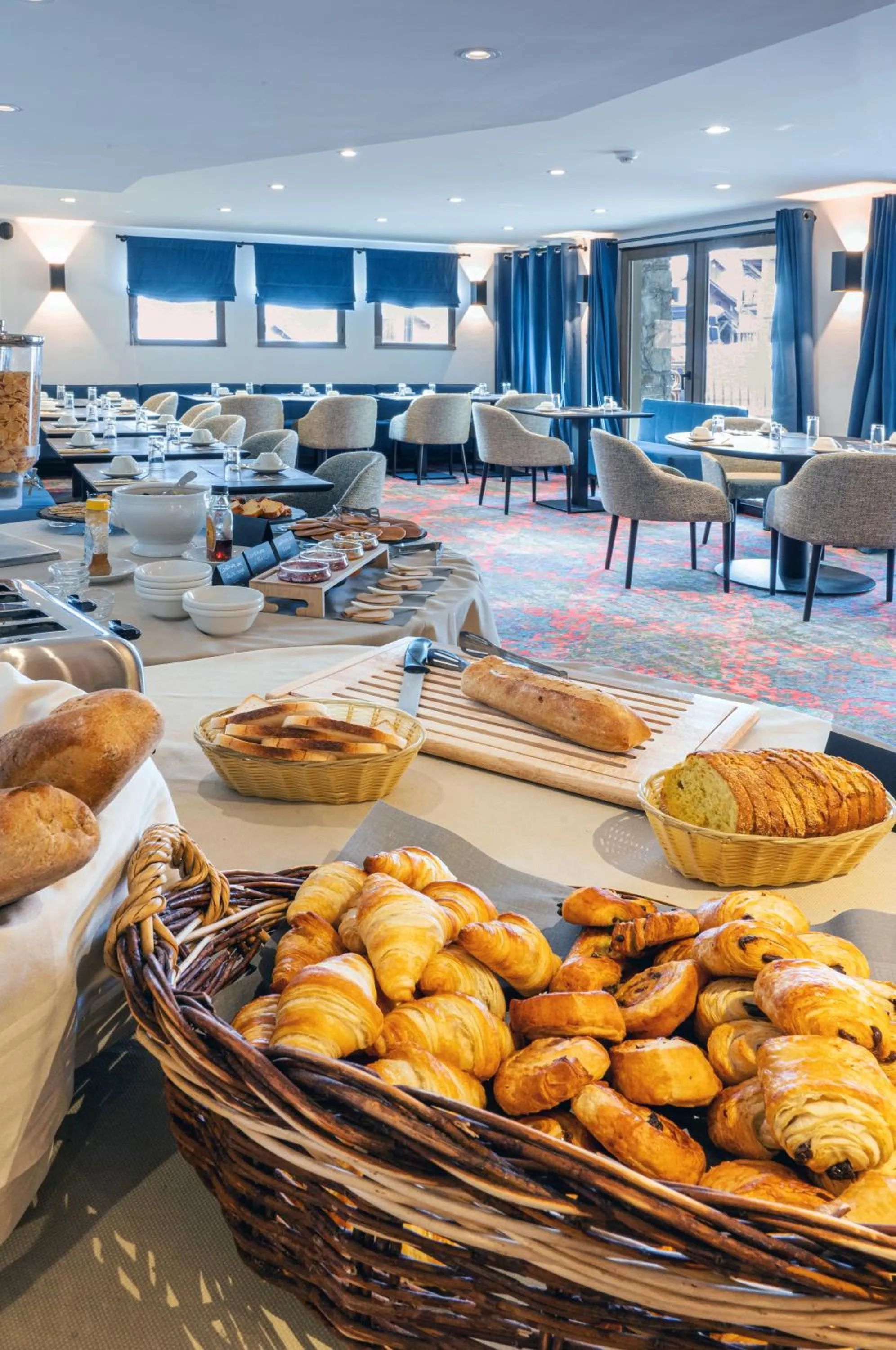 Breakfast in Hôtel L'Aigle du Montana by Les Etincelles