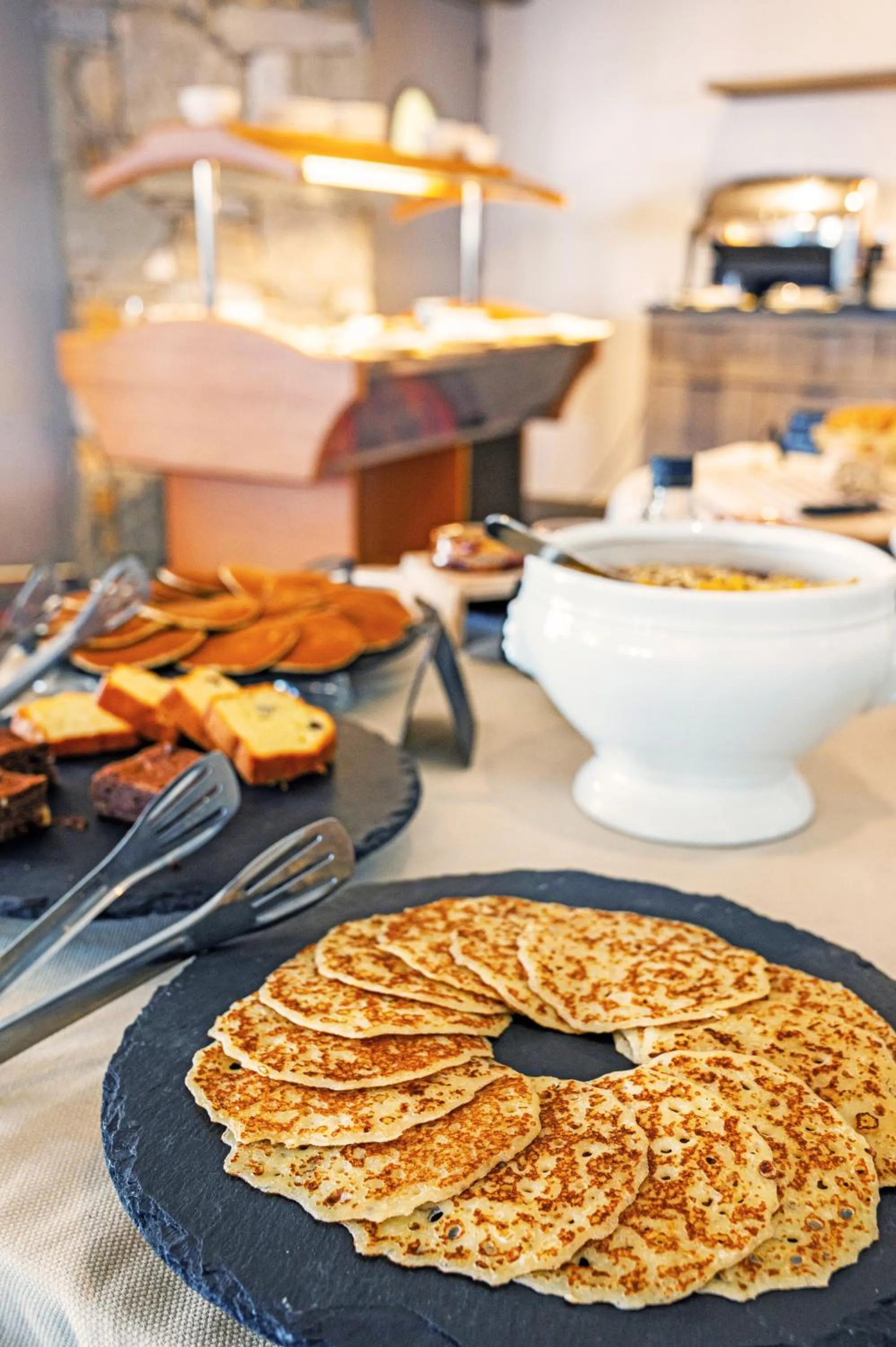 Buffet breakfast in Hôtel L'Aigle du Montana by Les Etincelles