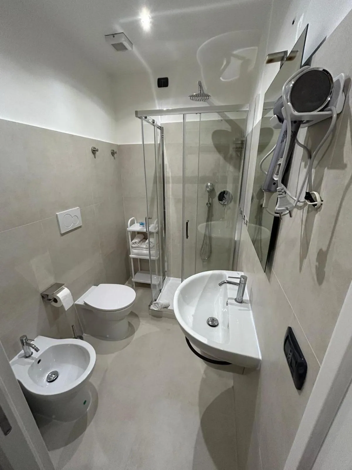 Bathroom in Magnifico Rome