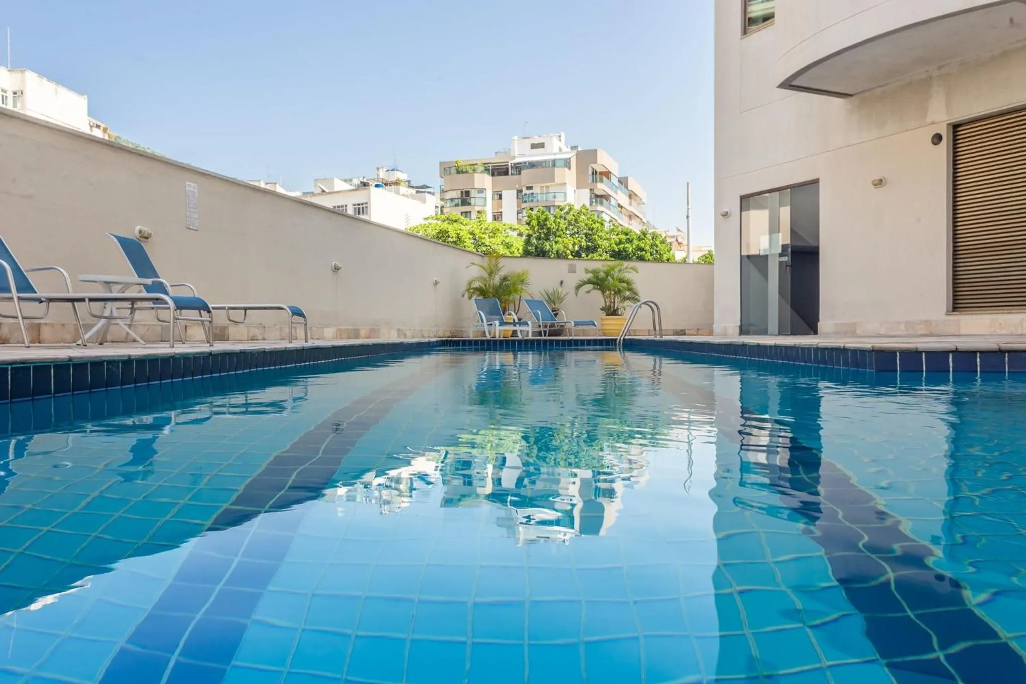 Swimming pool in Xtay Privilege Botafogo - Apartamentos a 6min da praia e próximo a Copacabana