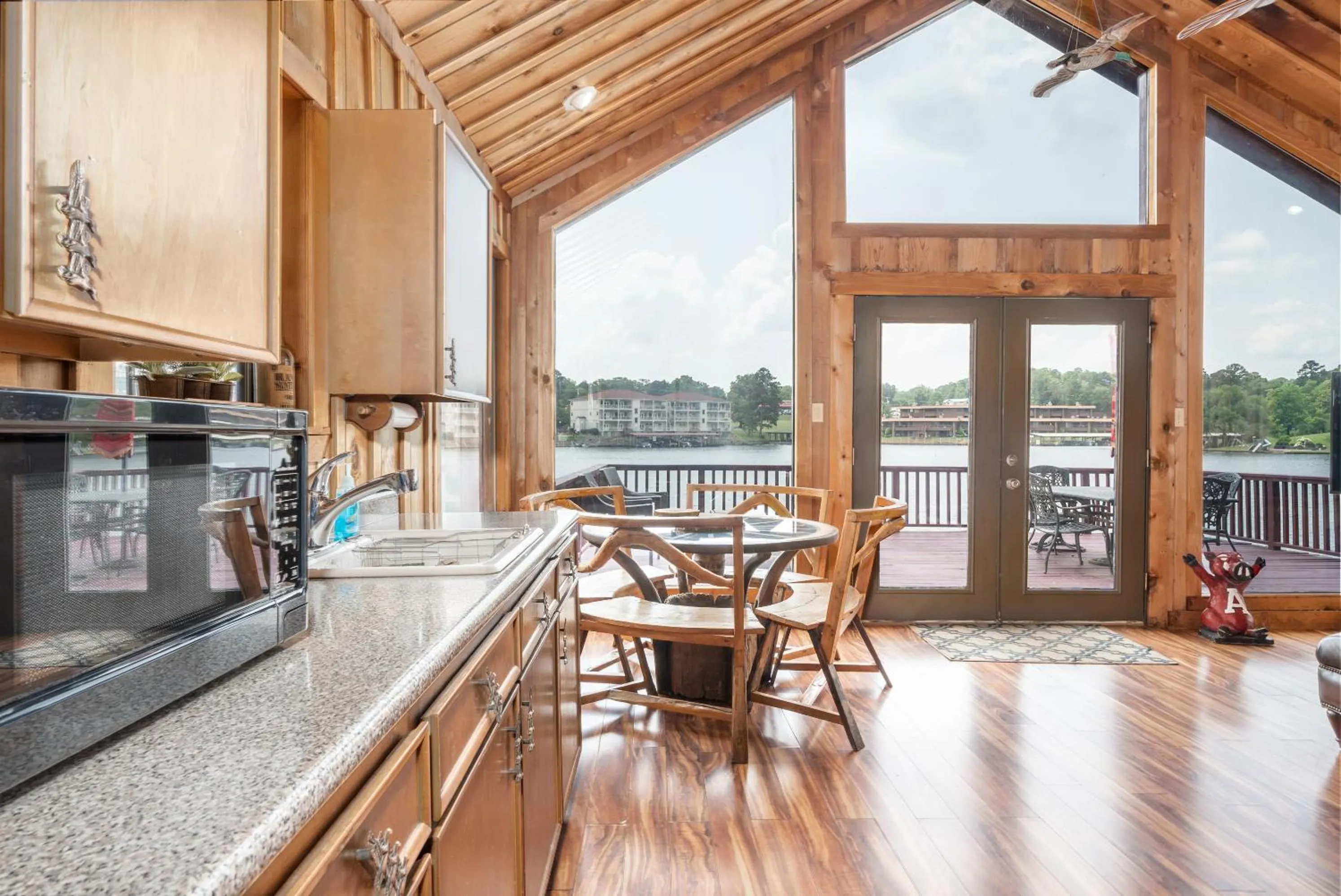 Dining area in Liams Lodge-Peaceful Cabin Panoramic Lake Views