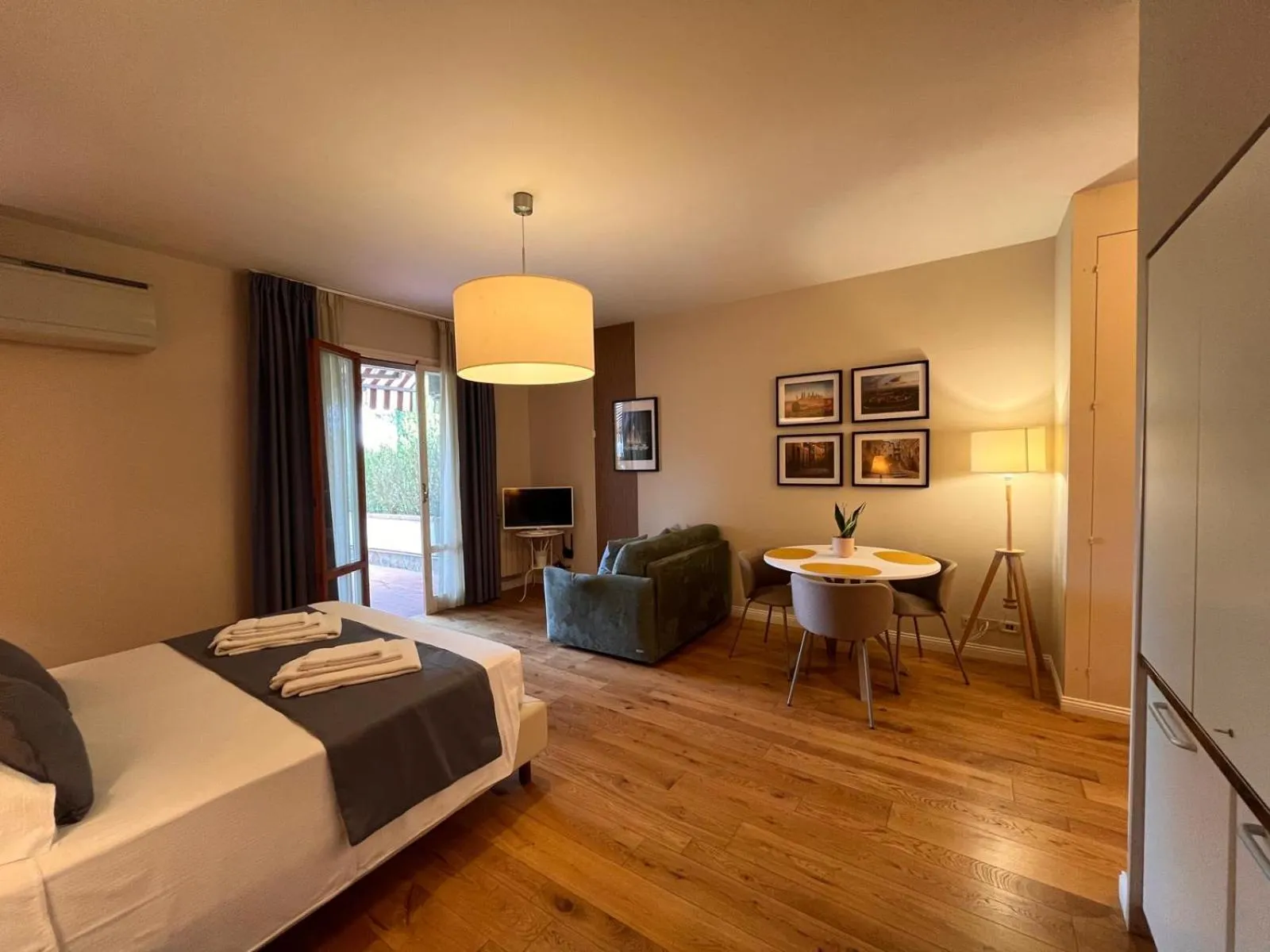 Photo of the whole room, Bed in Residence Poggio Golf Chianti Firenze
