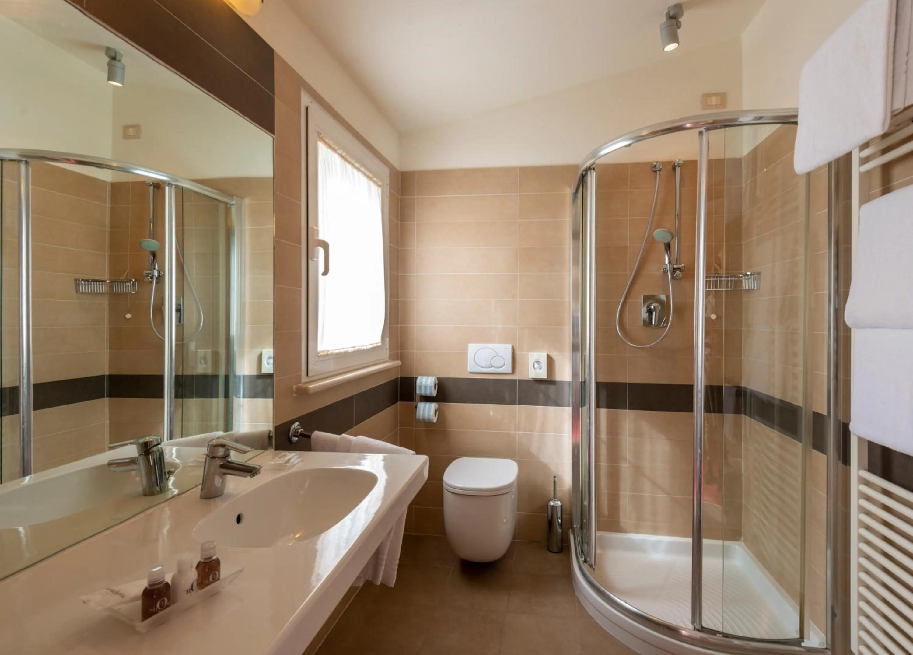 Bathroom in Accademia Hotel