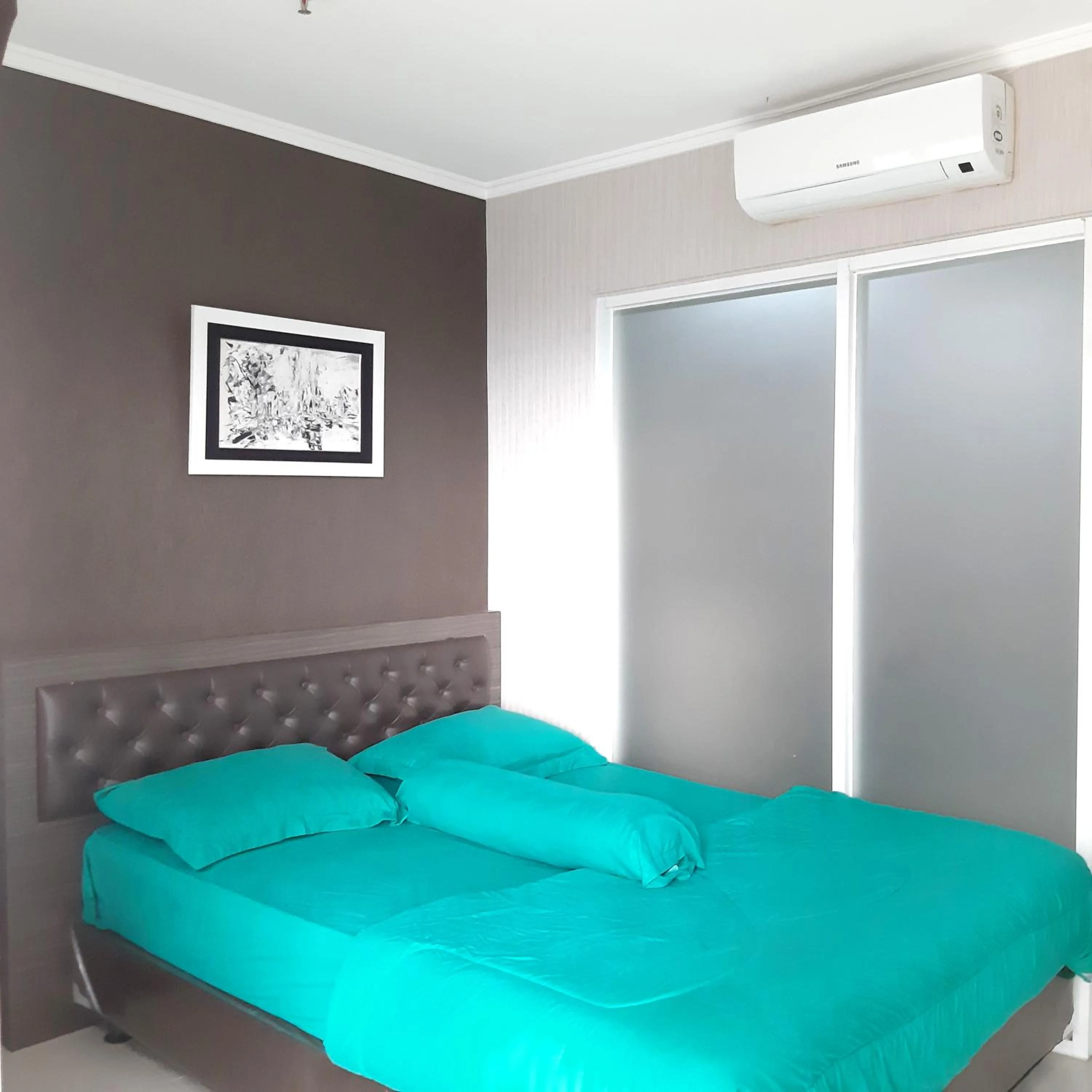 Bedroom, Bed in High Livin Apartment Pasteur