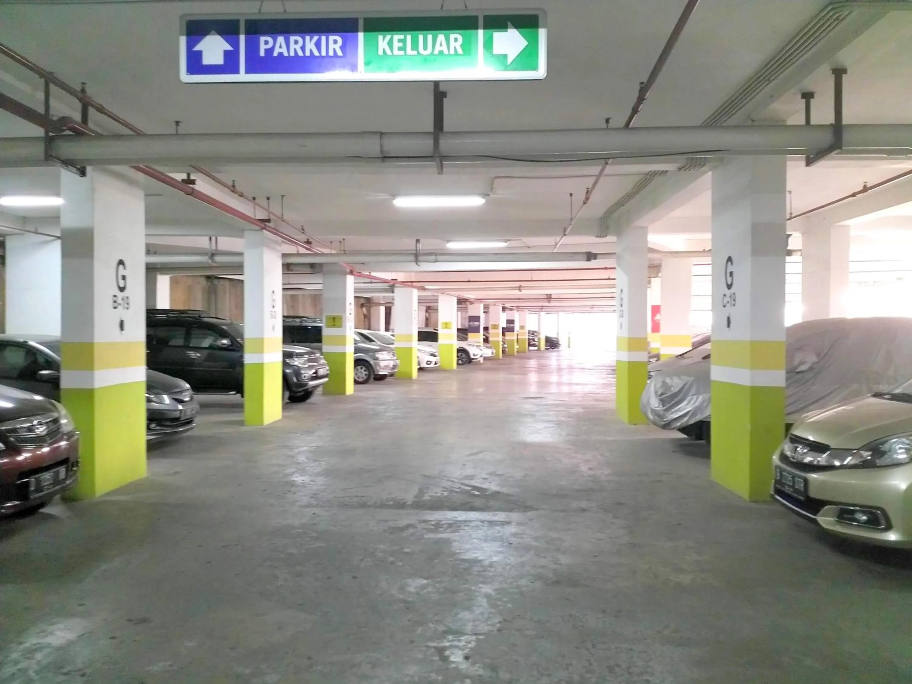 Parking in High Livin Apartment Pasteur