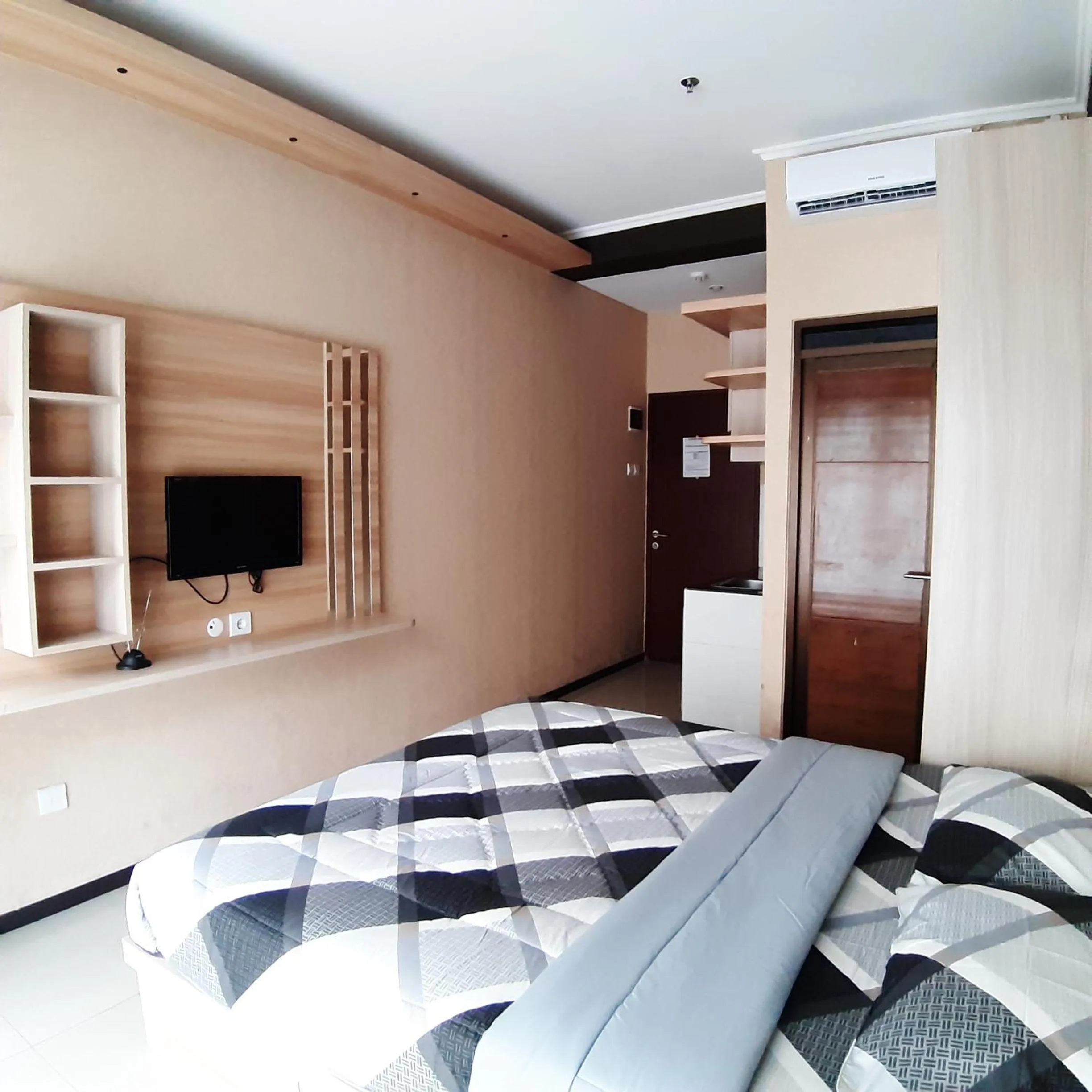 Bedroom, Bed in High Livin Apartment Pasteur