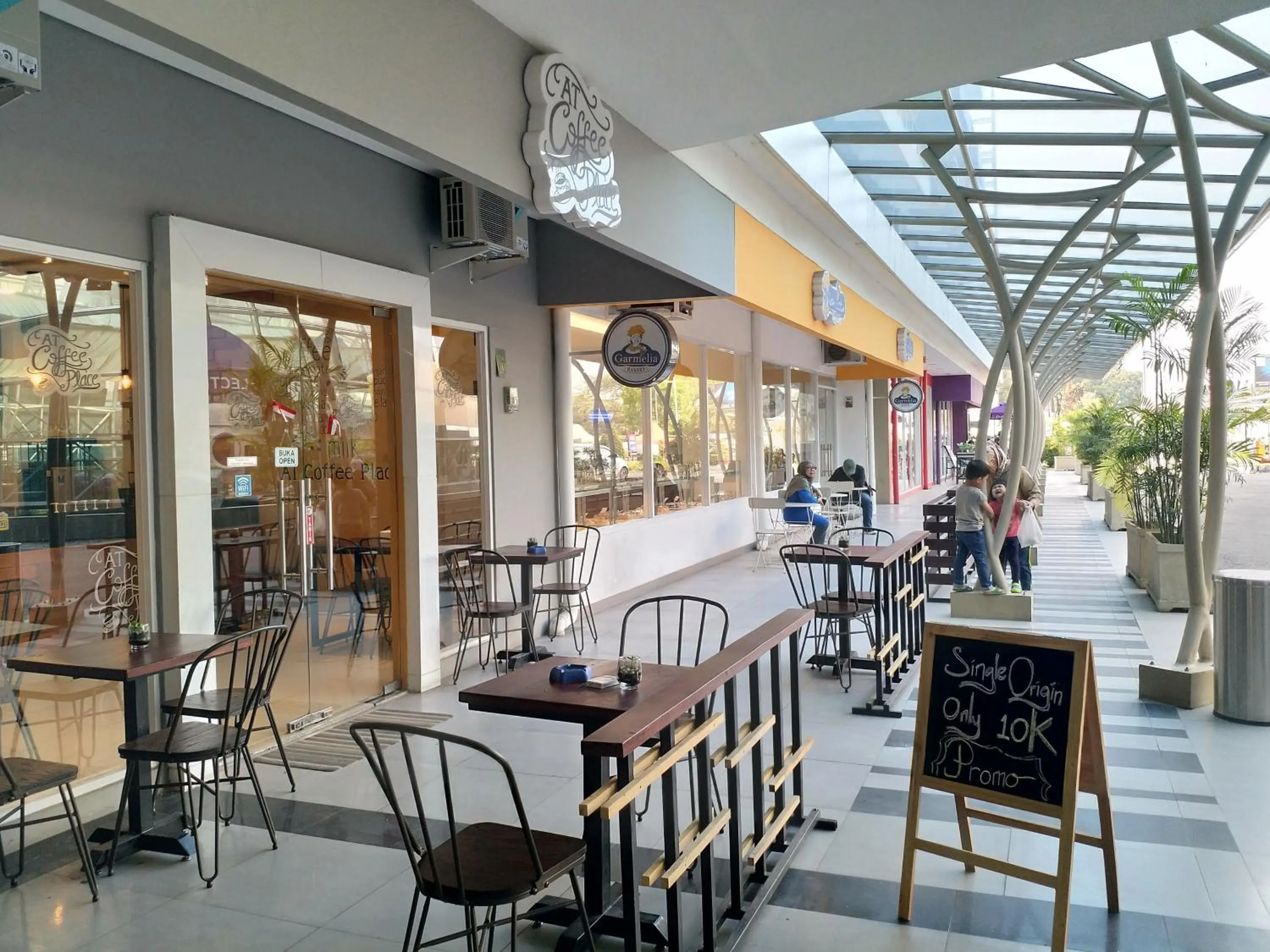 Restaurant/places to eat in High Livin Apartment Pasteur