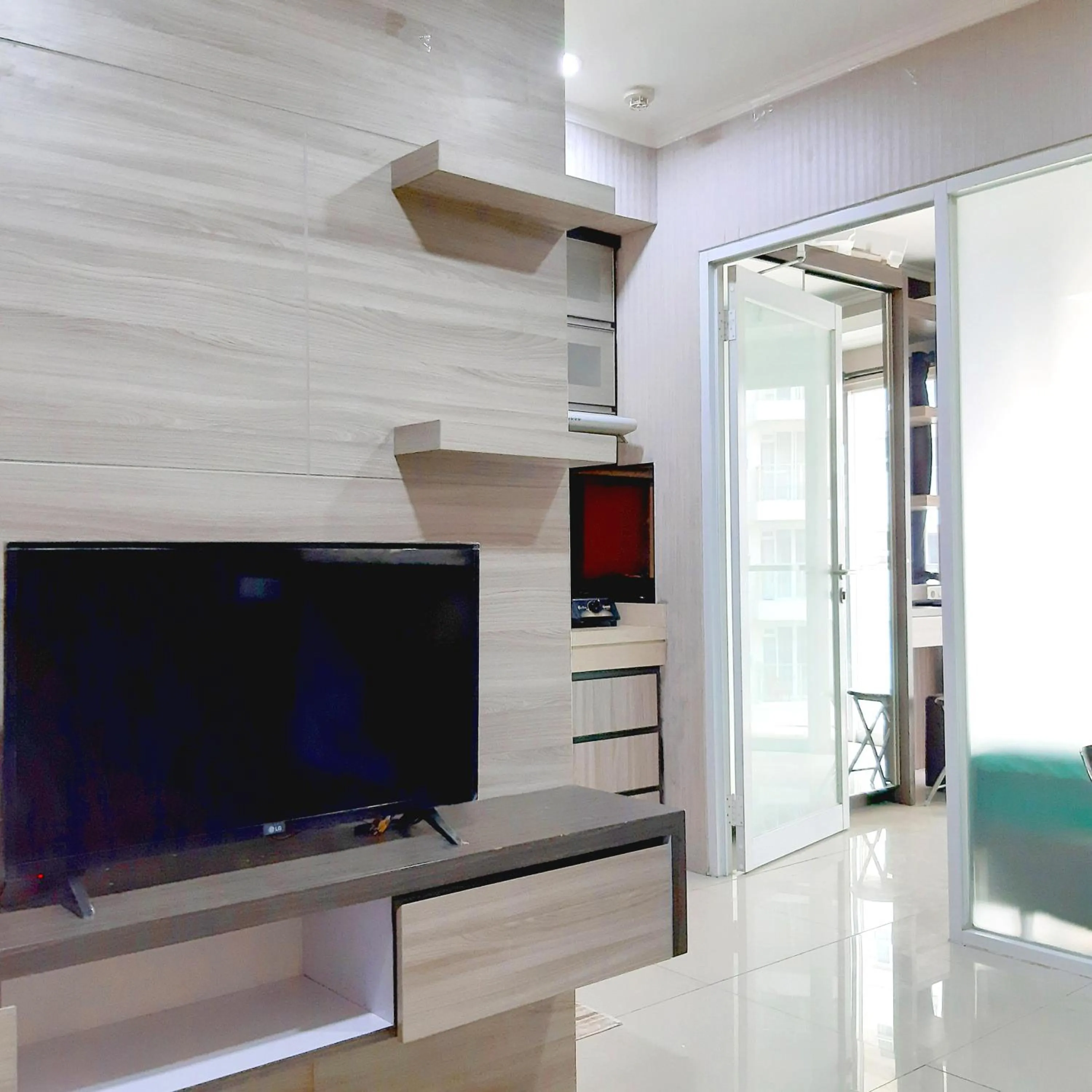 TV and multimedia in High Livin Apartment Pasteur