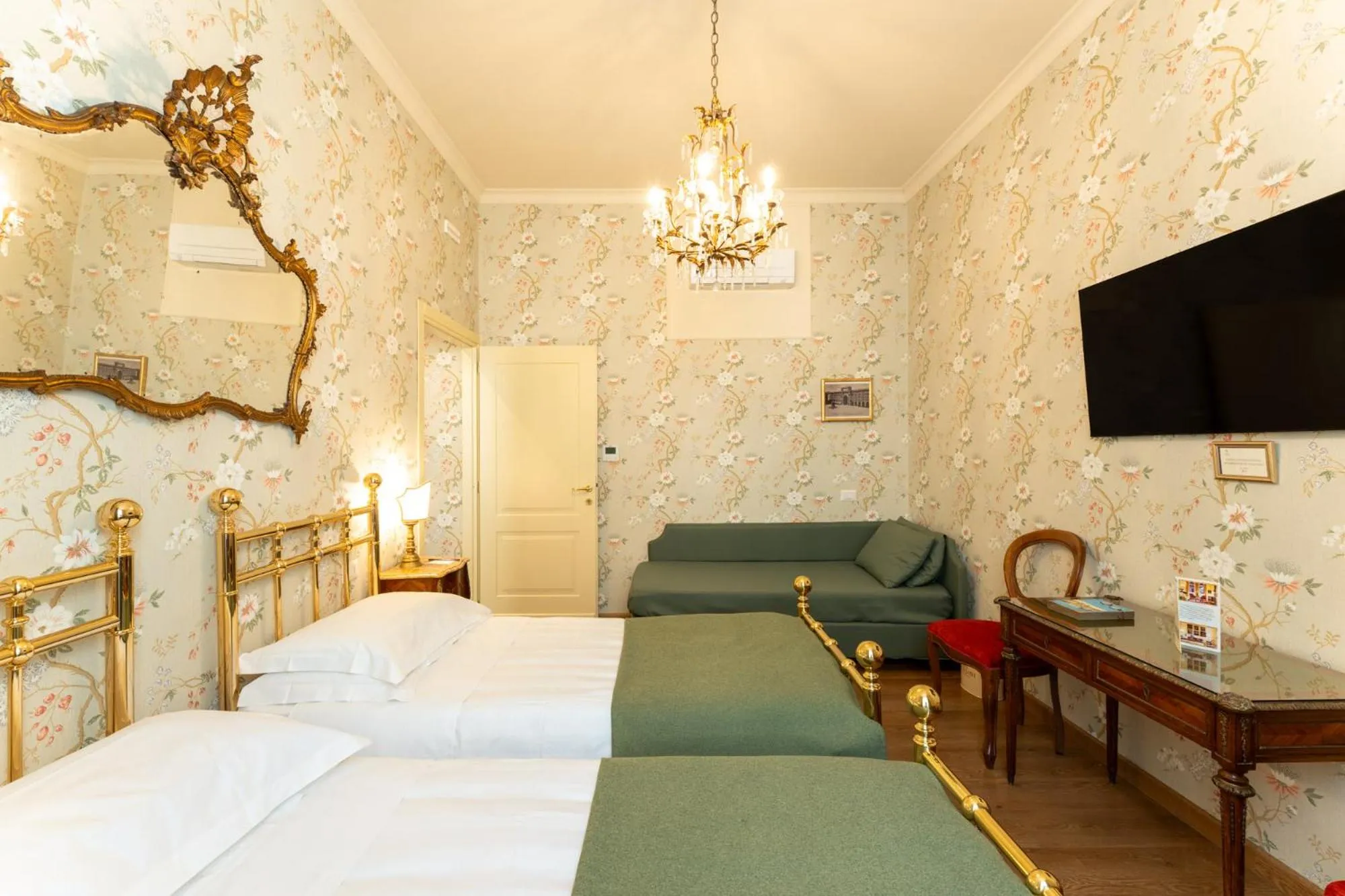 Photo of the whole room, Bed in Hotel Pendini