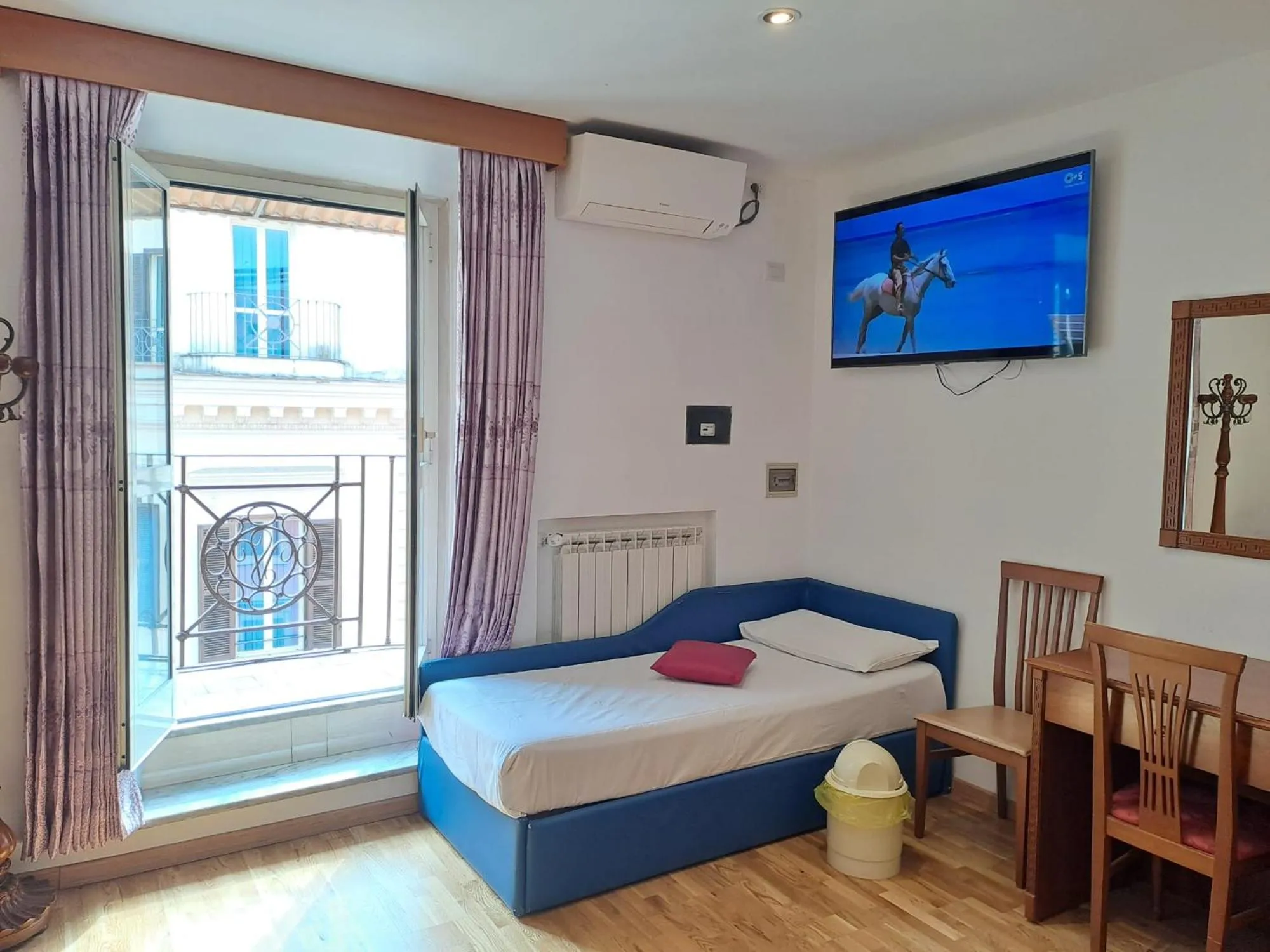 Bed in Hotel Fenicia