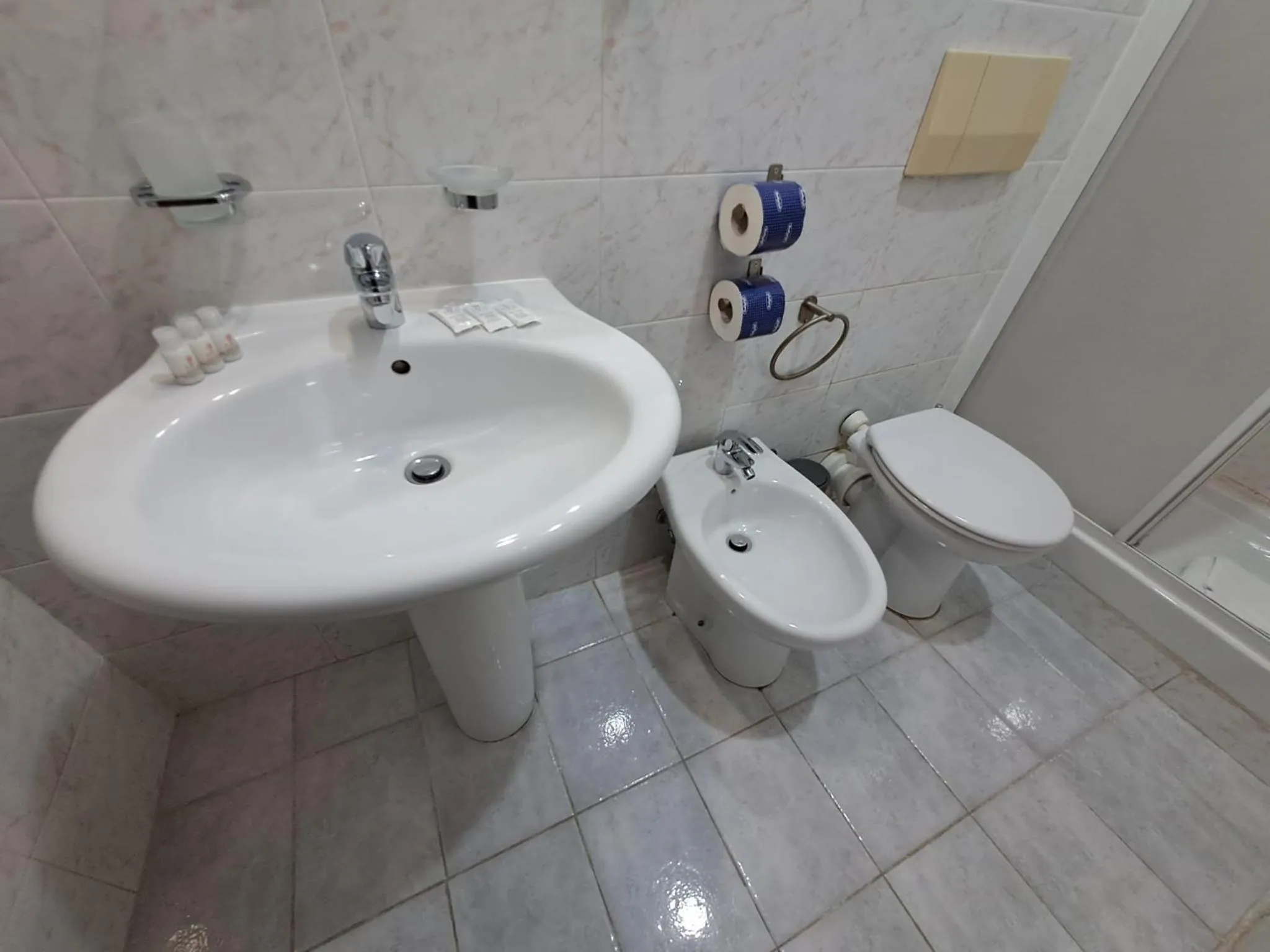 Shower in Hotel Fenicia