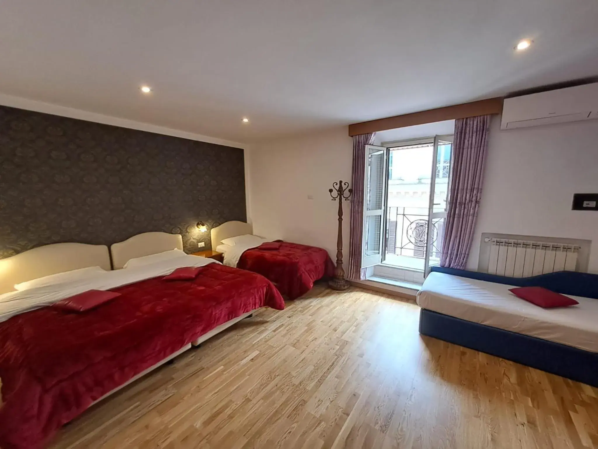 Deluxe Quadruple Room in Hotel Fenicia Deluxe Quadruple Room in Hotel Fenicia