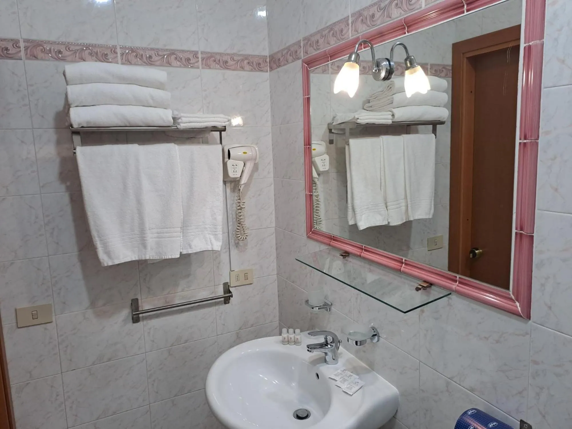 Shower in Hotel Fenicia