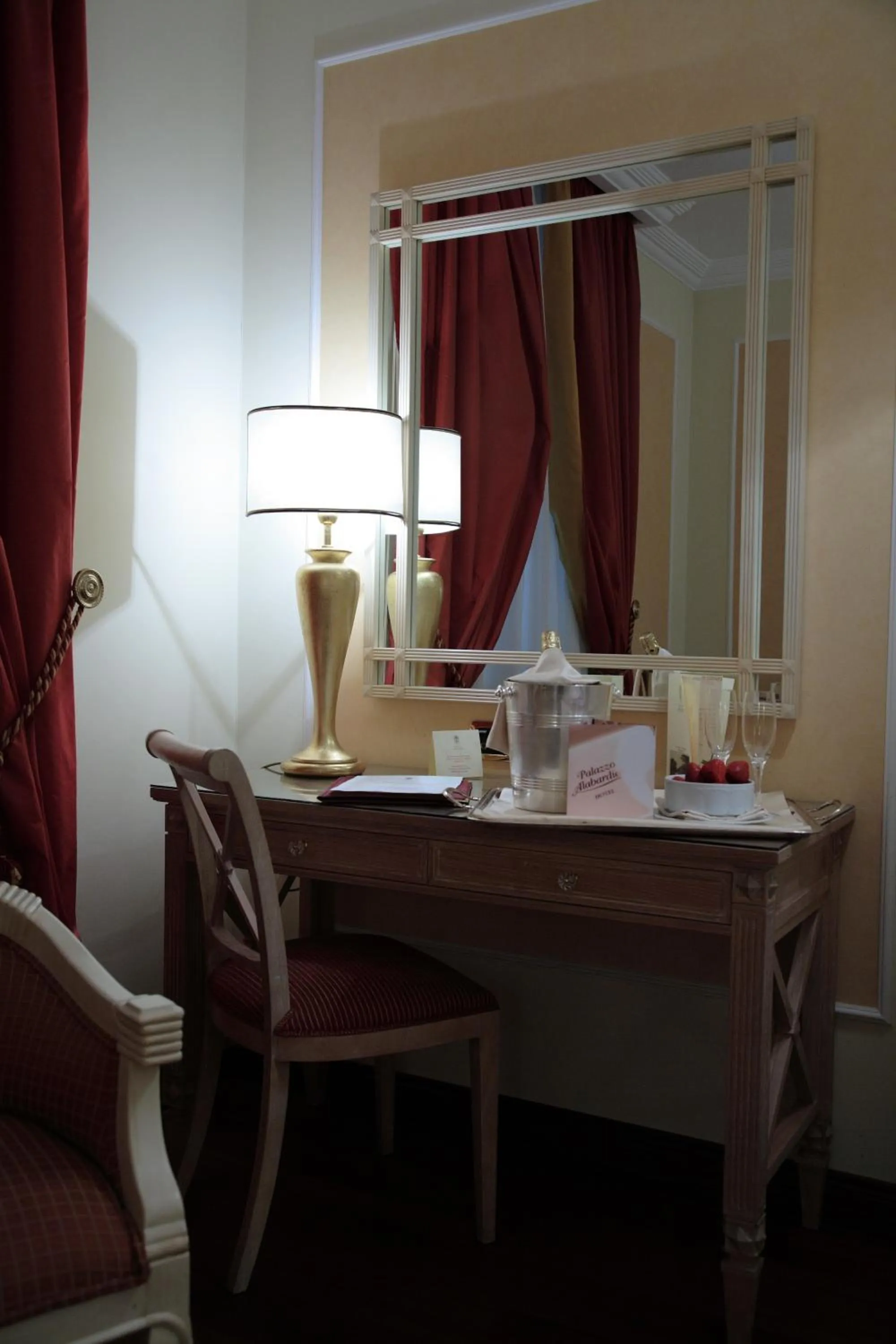 Seating area in Palazzo Alabardieri