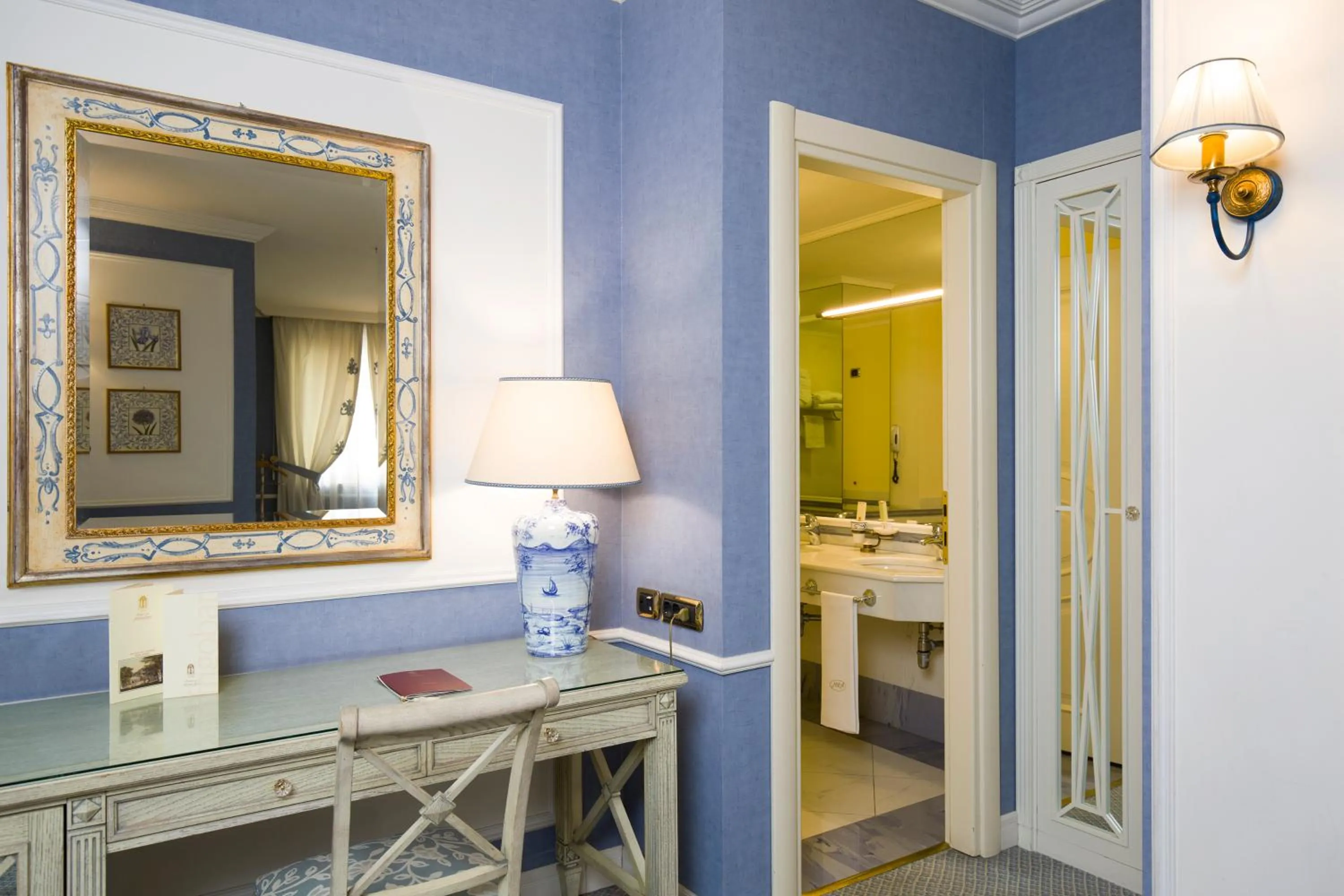 Bedroom in Palazzo Alabardieri