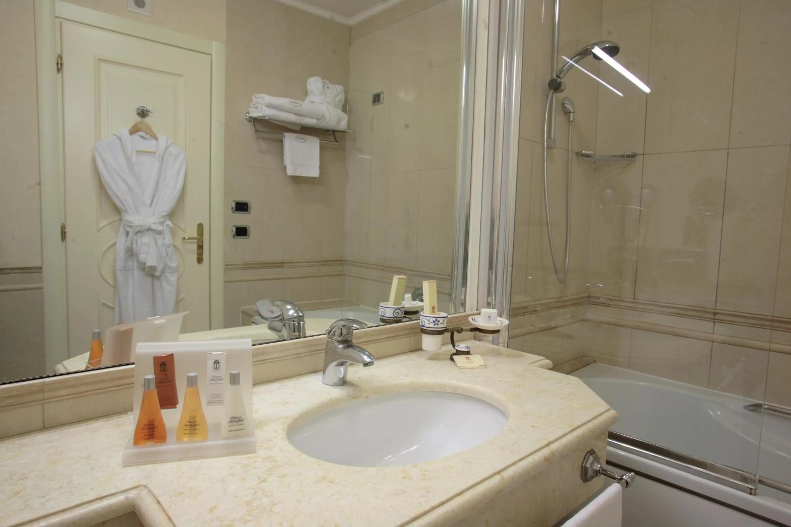 Bathroom in Palazzo Alabardieri