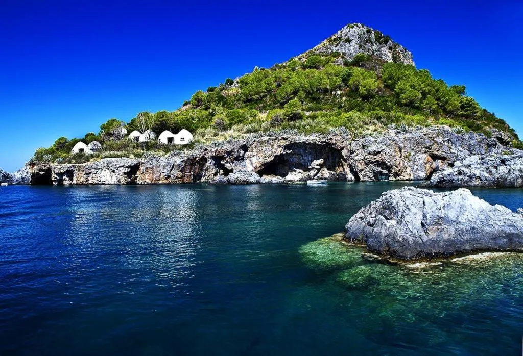 Property building in Hotel Piccolo Mondo