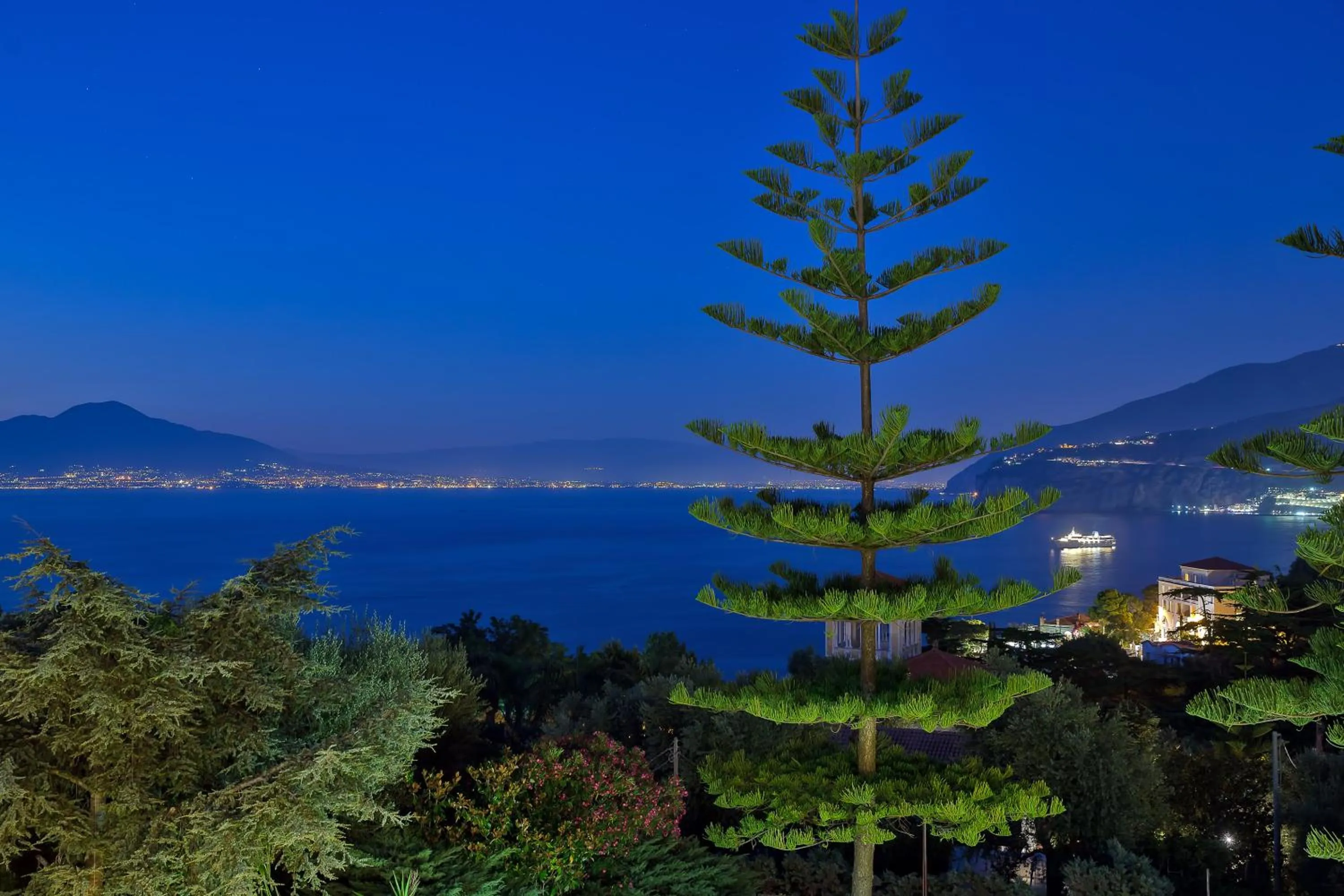 Night in Grand Hotel Vesuvio