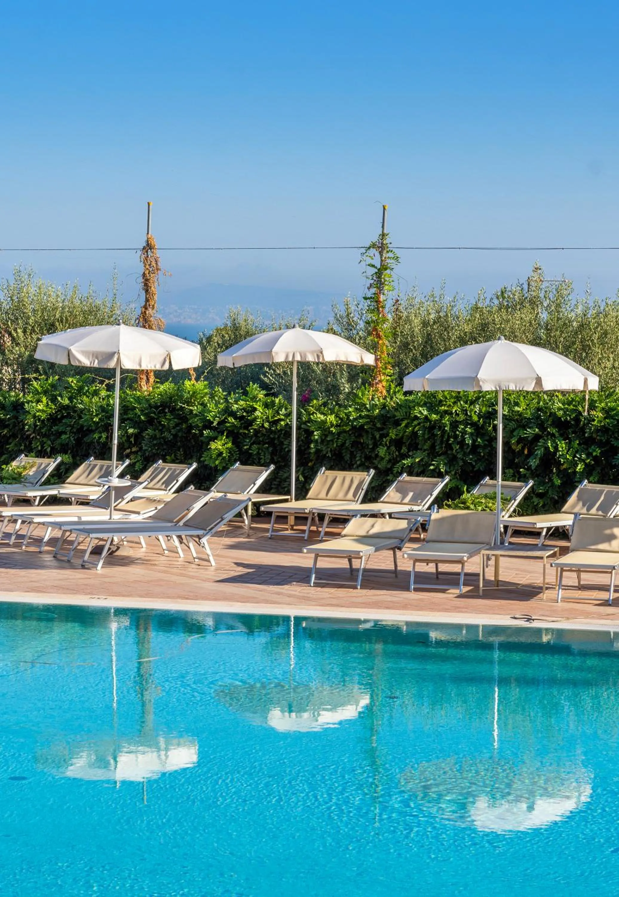 Swimming pool in Grand Hotel Vesuvio