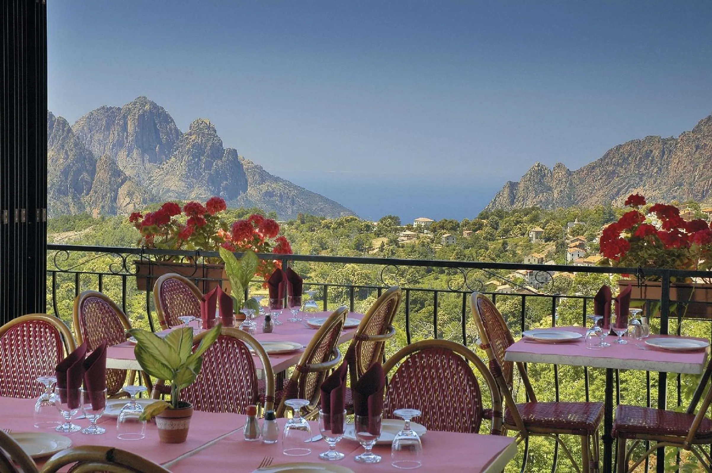 Restaurant/places to eat in Hôtel Aïtone