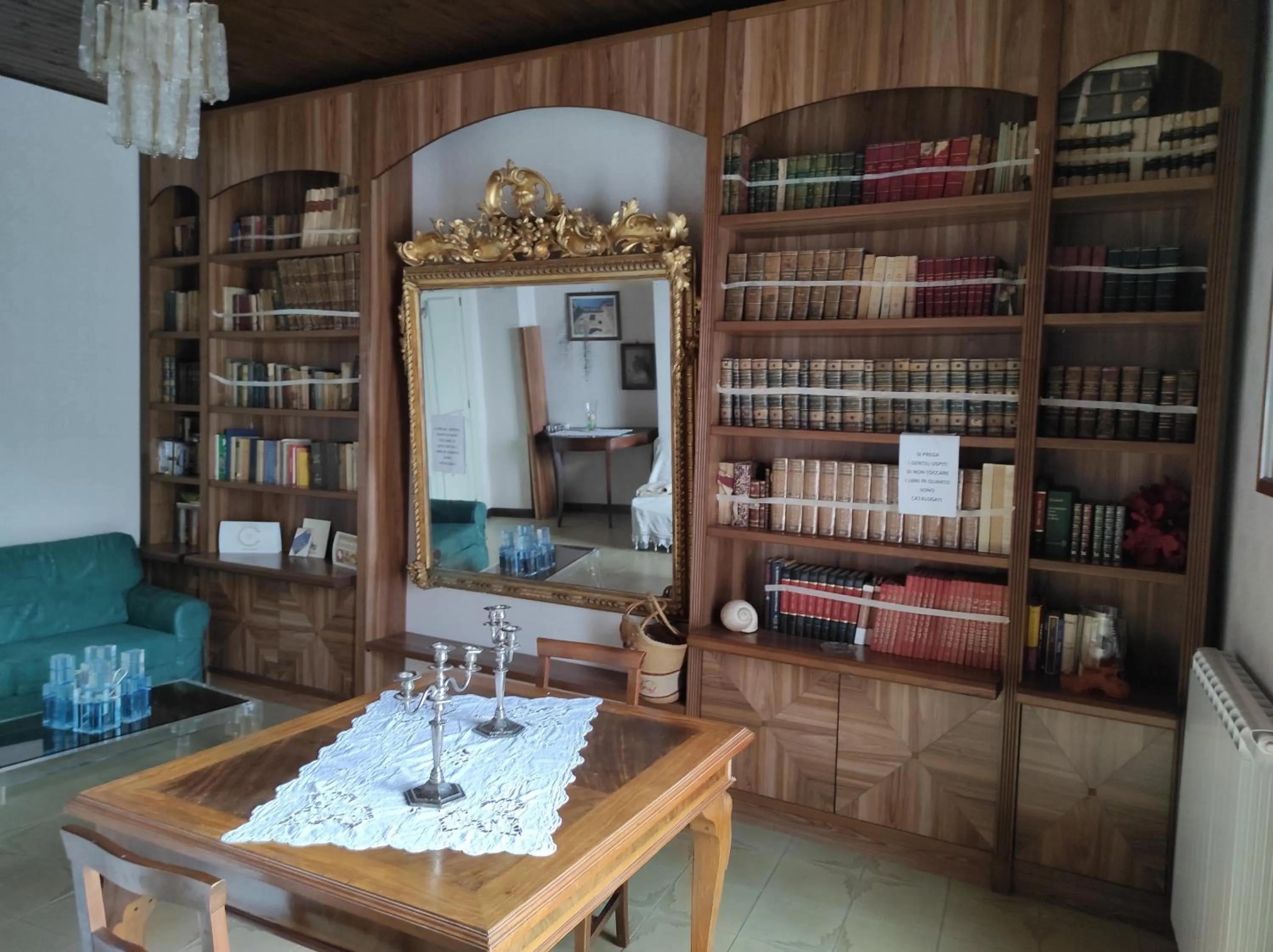 Library in Antica Dimora Palazzo Rovitti