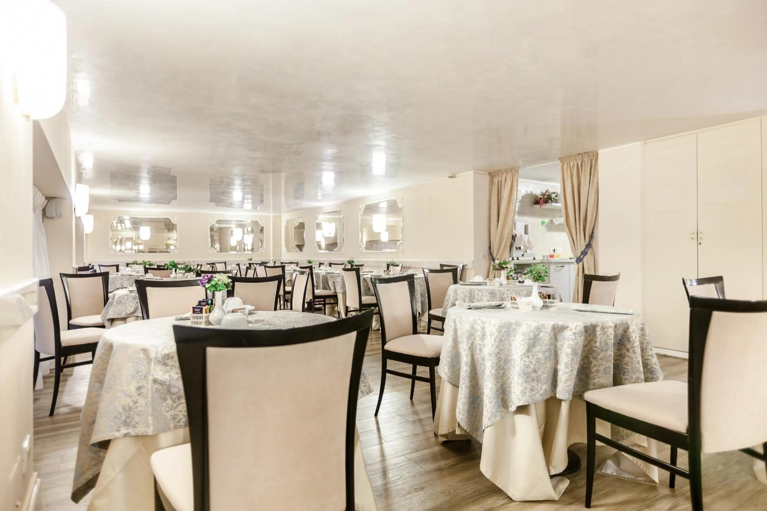 Restaurant/places to eat in Hotel San Luca