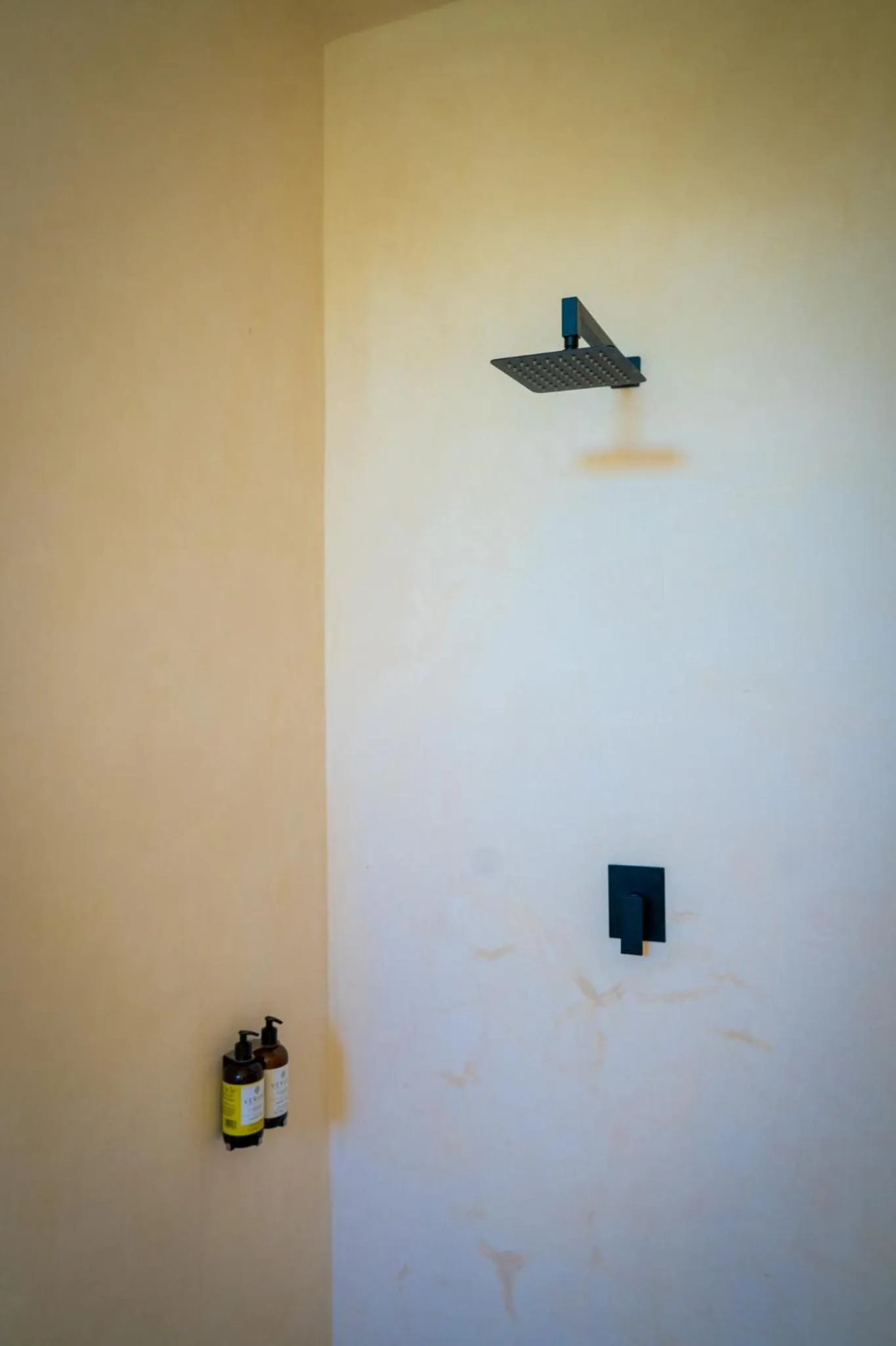 Shower in Tikul Hotel Boutique