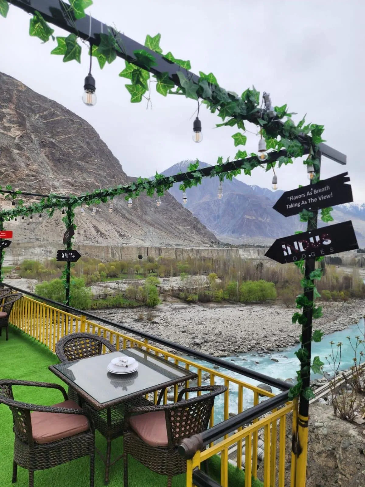 Restaurant/places to eat in Indus Lodges Gilgit