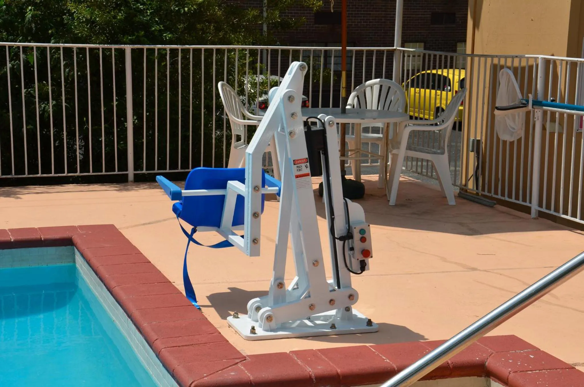 Swimming pool in Red Roof Inn Williamsburg
