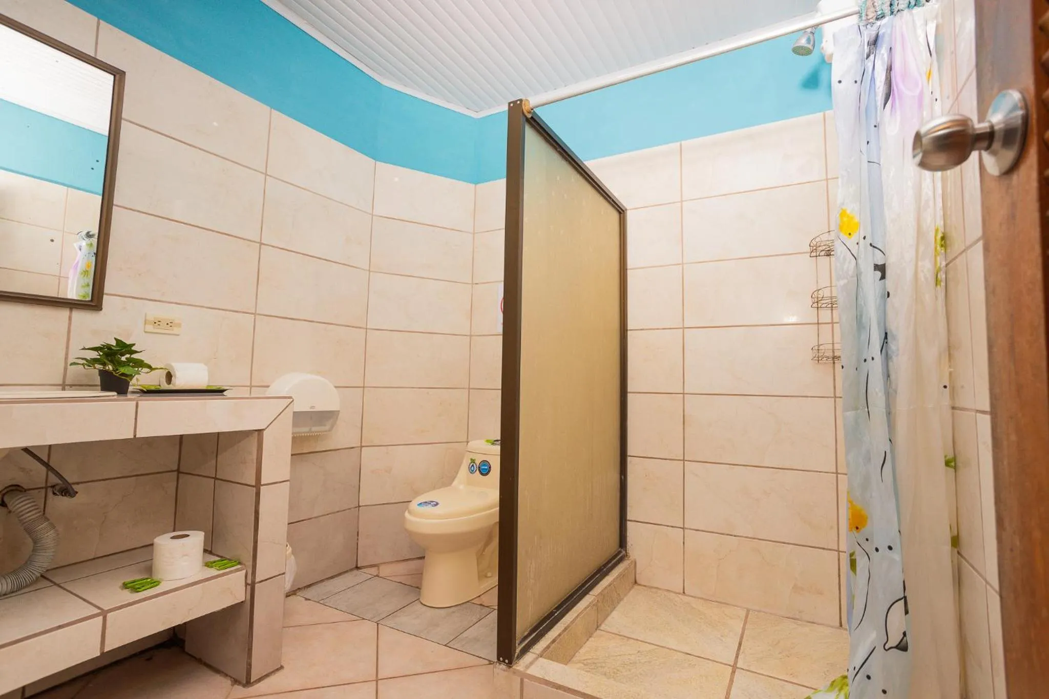 Shower in Hospedaje Colibri