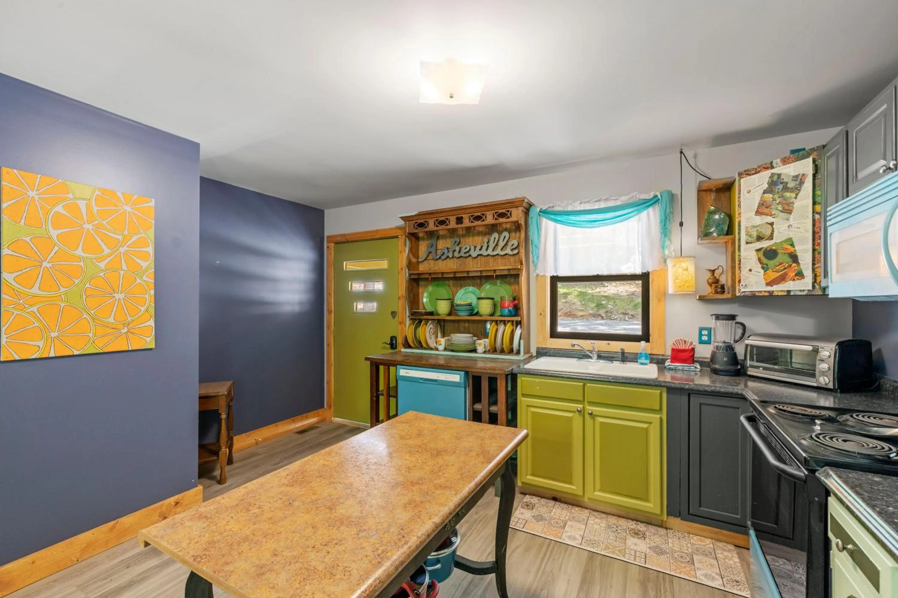 Kitchen or kitchenette in Woodstock Manor